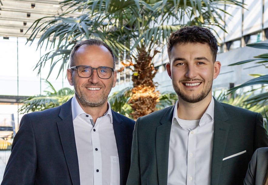 ✨ Ein neues Jahr, ein neues Kapitel bei der B&B Immobilien GmbH!
Seit 01.01.2026 übernimmt Nico Troy die Geschäftsführung unseres Unternehmens. Mit seiner langjährigen Erfahrung in der Immobilienbranche, viel Engagement und einem klaren Blick für die Zukunft führen wir Bewährtes fort und setzen gleichzeitig neue Impulse.
Gleichzeitig möchten wir uns herzlich bei Roberto Romanin bedanken, der die B&B Immobilien GmbH über 26 Jahre hinweg erfolgreich geführt und maßgeblich geprägt hat. Umso mehr freut es uns, dass er uns auch weiterhin mit seiner Erfahrung und seinem Know-how zur Seite steht. 🤝
Wir blicken voller Zuversicht nach vorne und freuen uns auf die kommenden Jahre – gemeinsam mit unseren Kunden, Partnern und unserem großartigen Team. 🏡🚀
#Erfolg #Immobilien #Immobilienmakler #BBImmobilien #NeuesKapitel # #Eigenheim #Rheintal #ImmobilienVorarlberg #Verkauf #Kauf #Investition #Wohnqualität #TeamBB #immobilienverkauf #neuewohnung #wohnungskauf #wohnung #realestate #wohneigentum #investment