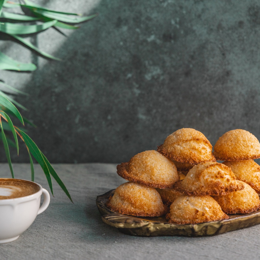 In november hield ik met Laura van @amongpinetrees een MEGA fotoshoot in de bakkerij en namen we prachtige kiekjes van alle Antoinette-klassiekers met één doel: een Antoinette-webshop om het bestellen van jouw favoriete gebak makkelijker te maken 😍
Met zo'n webshop kan jij lang op voorhand bestellen, alvast betalen, een afhaalmoment kiezen en ook shoppen uit het bijverkoop-aanbod: allemaal vanuit je zetel op een paar minuten tijd 🥰
Da's véél handiger voor jou en voor mij blijft er zo nog meer tijd over om zoets te maken, win-win voor iedereen! ✨
De webshop komt er héél snel aan, in tussentijd kan jij je al eens verlekkeren op de mooie foto's van @amongpinetrees in deze post 🤤
#vegantaart #vegancookies #antwerpen #antoinette #antoinetteantwerpen #veganantwerpen #veganwebshop #veganbrownies