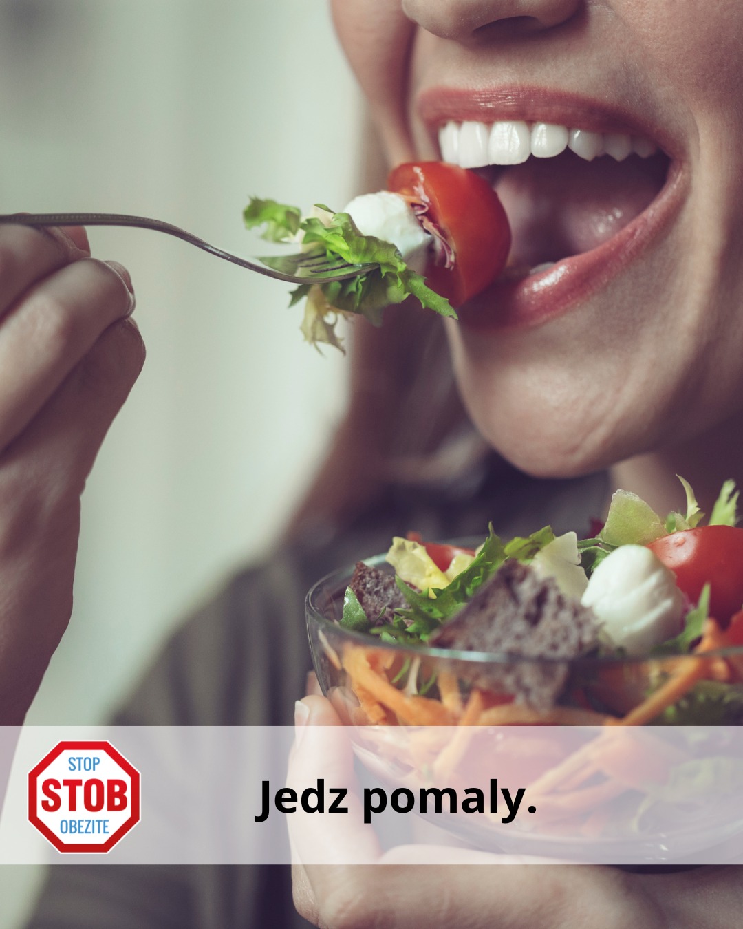 🥗 1. Jedz pomaly.
Rýchle jedenie je tichý sabotér chudnutia. Keď ješ v strese a v zhone, mozog nestihne zaregistrovať sýtosť a ty zješ viac, než tvoje telo potrebuje.
Pomalé jedenie:
– znižuje prejedanie
– zlepšuje trávenie
– zvyšuje spokojnosť z jedla
Skús dnes len jednu vec - odlož mobil, sústreď sa na chuť a textúru jedla.
Nie je to maličkosť – je to základ zmeny.
STOB metóda učí, že keď začneš počúvať telo, nemusíš sa ovládať silou vôle.
.
.
#jedzvedome #mindfuleating #pomalost #stob #zdravynavvyk #lepsietravenie #jedloabezvycitiek #zdravyvztahkjedlu