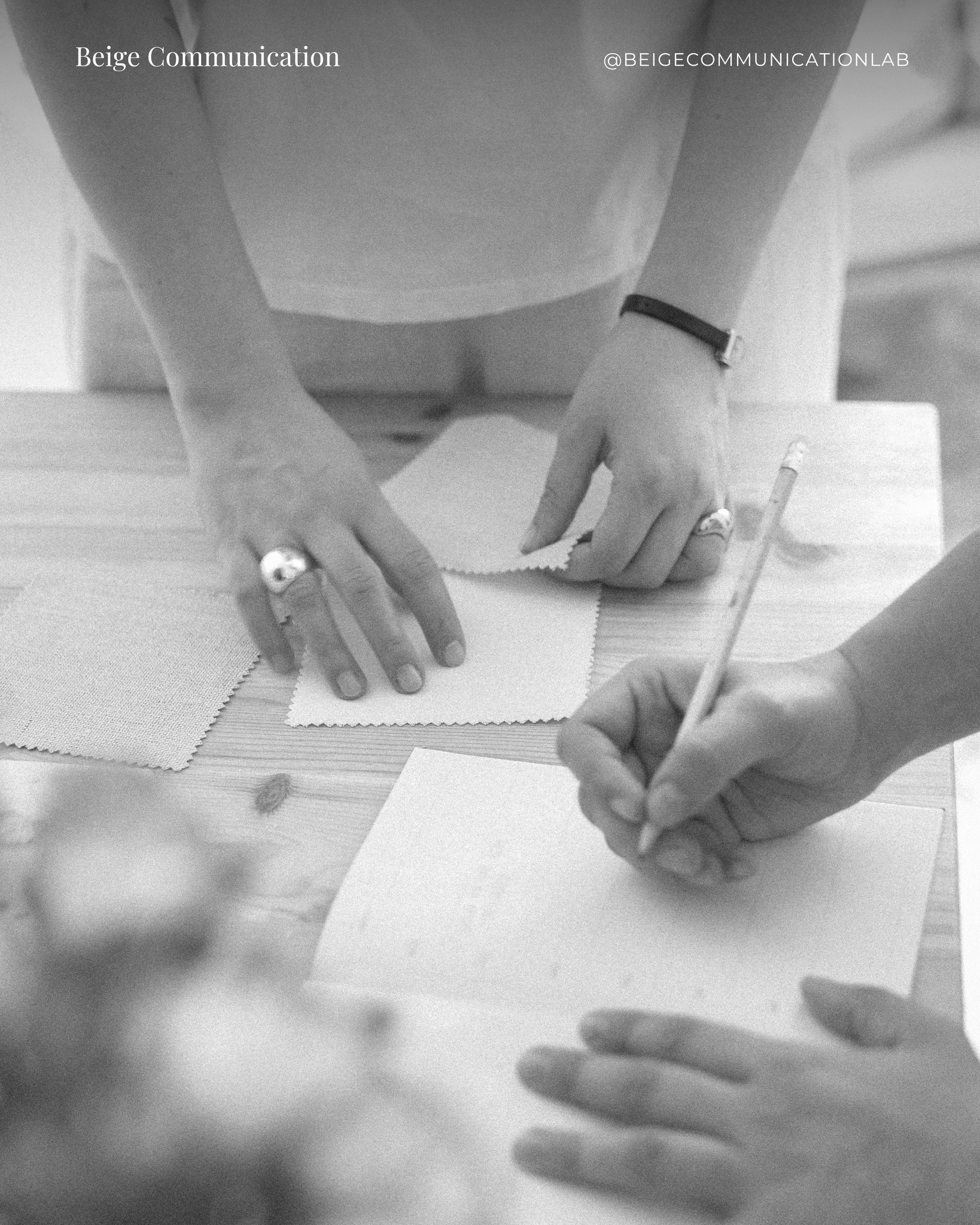 In Beige tutto nasce da un modo di lavorare autentico e sartoriale. Spesso partiamo dai materiali, perché ci aiutano a dare forma alle idee, insieme a tanta strategia e, soprattutto, alle domande giuste.
Crediamo in una comunicazione pensata con cura e in un design che prende forma osservando, ascoltando e facendo scelte consapevoli — sempre.
Affianchiamo i nostri clienti con un approccio curato e consapevole, perché pensiamo che il valore di un brand si riconosca anche dal modo in cui viene progettato.
Vuoi conoscerci meglio? 🤍 In questo nuovo anno ci siamo presi un impegno: raccontare di più qui su Instagram.
E allora non possiamo far altro che dirti di continuare a seguirci, perché abbiamo tantissimi progetti #InTheMaking ☕️
______
#beigecommunicationlab #communicationdesign