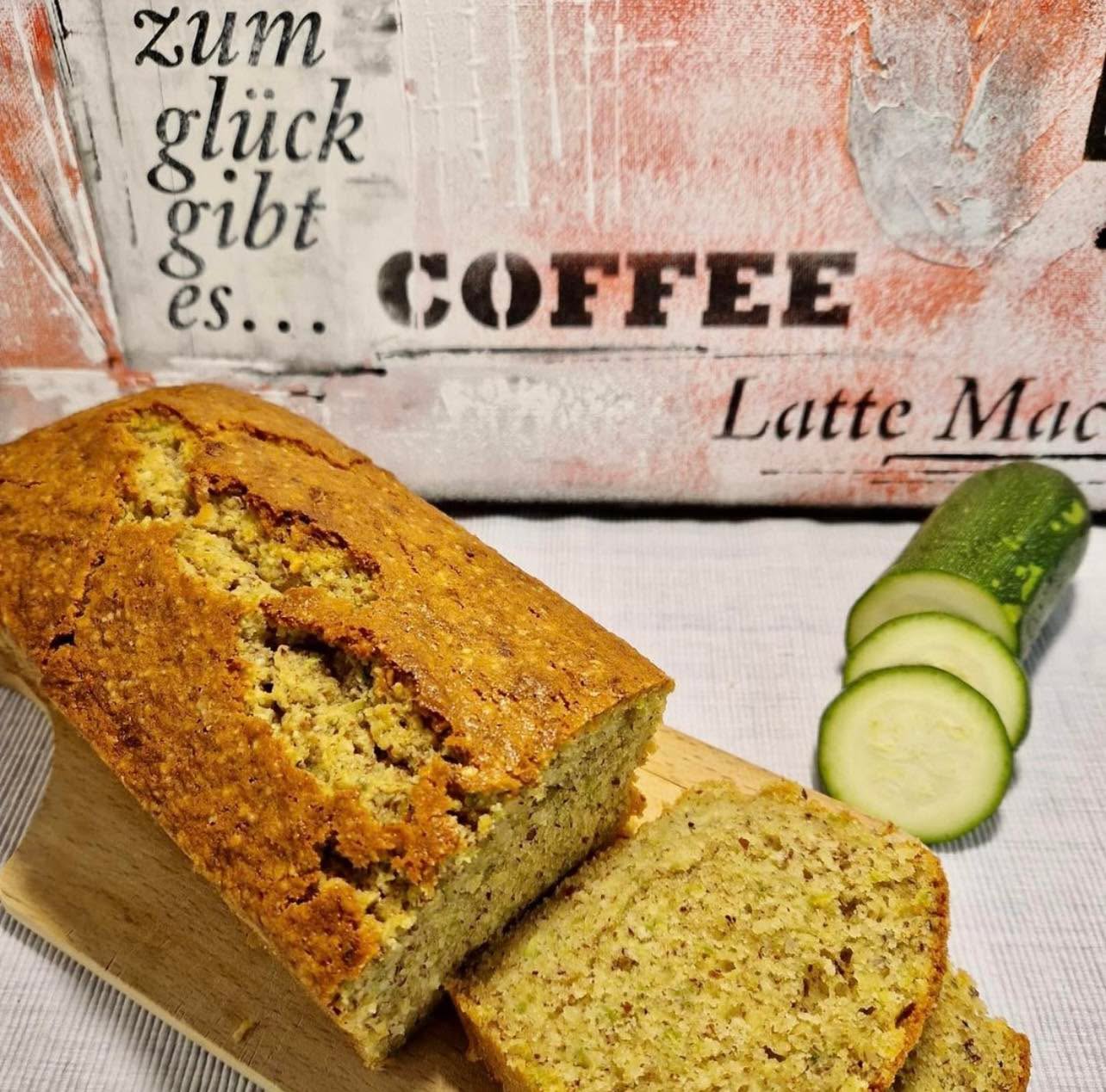 “Cozy January”
Zucchini-Mandelkuchen
Eine wohltat für die Seele - Zucchini Kuchen. Die Zucchini sind geschmacksneutral und machen den Kuchen saftig. Daher schmeckt man eher die Mandeln heraus. So lecker.
Zutaten für eine 26 cm-Kastenform
300 g Zucchini
100 g weiche Butter
150 g Zucker & 50g Rohrzucker
130 g gemahlene Mandeln
220 g Mehl
3 Eier
1 Päckchen Backpulver
1 Päckchen Vanillezucker
1 TL Zimt
Zubereitung
Backofen auf 180° (Ober- / Unterhitze) vorheizen
Die Kastenform einfetten.
Die Zucchini waschen, schälen und fein raspeln. Alle anderen Zutaten in einer Schüssel mit dem Handmixers kräftig vermengen. Der Teig wird durch die Zucchini schon etwas flüssig.
Den Teig in die Kastenform füllen und den Kuchen ca. 50-60 Minuten backen
#thekitchenwitches #backen #baking #zucchini #courgettes #kuchen #zucchinirecipes #homebaking #kuchenrezept #backenmachtglücklich #kuchenbacken #dessert #coffeetime
#cake #cakerecipe #baking #bakingwithlove