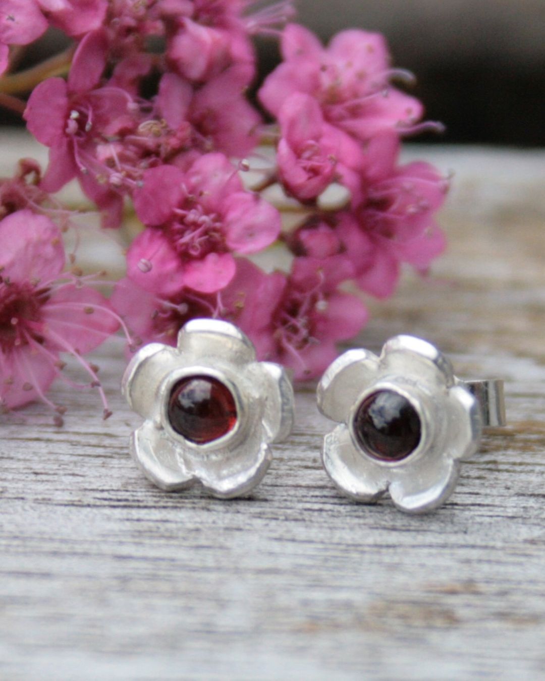The birthstone for a January birthday is the beautiful garnet. It symbolises love and its name comes from the Latin for pomegranate because of the gorgeous dark red colour of the stone.
I have one pair of these read to post if you're looking for a gift for a January birthday 🎁.