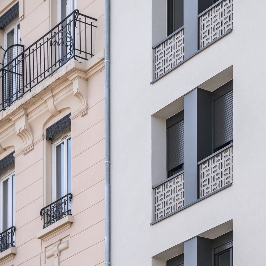 RENOVATION ENERGETIQUE - GRAND LYON HABITAT
Rénovation d'une résidence avant mise en copropriété
L'occasion d'en changer l'image en réinterprétant les façades avec un nouveau dessin des garde-corps ajouré mais permettant une meilleure protection de l'intimité des habitants.
Les châssis bois d'origine ont été remplacé par des châssis bois/alu fabriqué dans la Loire par Giraudier bois et créations. Isolation par l'extérieur des façade avec une laine de roche sous un enduit minéral.
.
.
Photographie : @thedigitalfly
#bonsens #bonsensarchitectes #facade #gardecorps #renovation #renovationenergetique #grandlyonhabitat #architecture