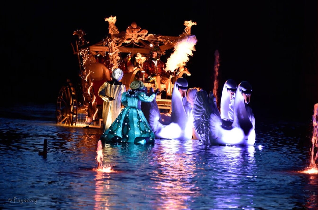 ✨ 𝐋’𝐀𝐌𝐎𝐔𝐑 𝐄𝐒𝐓 𝐔𝐍𝐄 𝐋𝐄́𝐆𝐄𝐍𝐃𝐄 𝐐𝐔𝐈 𝐒𝐄 𝐃𝐀𝐍𝐒𝐄 𝐒𝐔𝐑 𝐋’𝐄𝐀𝐔... ❤️
En ce 14 février, le Jardin des Légendes s’illumine d’une lueur particulière. S’il y a bien un endroit où le temps s’arrête pour laisser place au romantisme, c’est sur les rives de l’étang du Puy du Fou .
Que ce soit au son du violon de la Muse ou devant la valse des pianos de cristal, le spectacle des Noces de Feu nous rappelle que les plus belles histoires sont éternelles. 🎻💍
VOTRE INSTANT ROMANTIQUE : Imaginez... La nuit tombe, les lanternes s'allument, et la musique de Vivaldi résonne alors que l'eau s'embrase.
Dites-nous en commentaire : 1️⃣ Avec qui rêvez-vous de partager ce moment magique cette saison ? (Identifiez votre moitié ou votre meilleur(e) ami(e) ! 😍) 2️⃣ Quel est l'endroit du parc qui, selon vous, est le plus beau pour une balade main dans la main ?
Que vous soyez en couple, entre amis ou en famille, nous vous souhaitons une merveilleuse fête de la Saint-Valentin. Que votre année soit remplie de magie et de découvertes épiques ! 🌹✨
#SaintValentin #PuyduFou #NocesDeFeu #Romantisme #JardindesLégendes #Saison2026 #magienocturne
📷Puystory