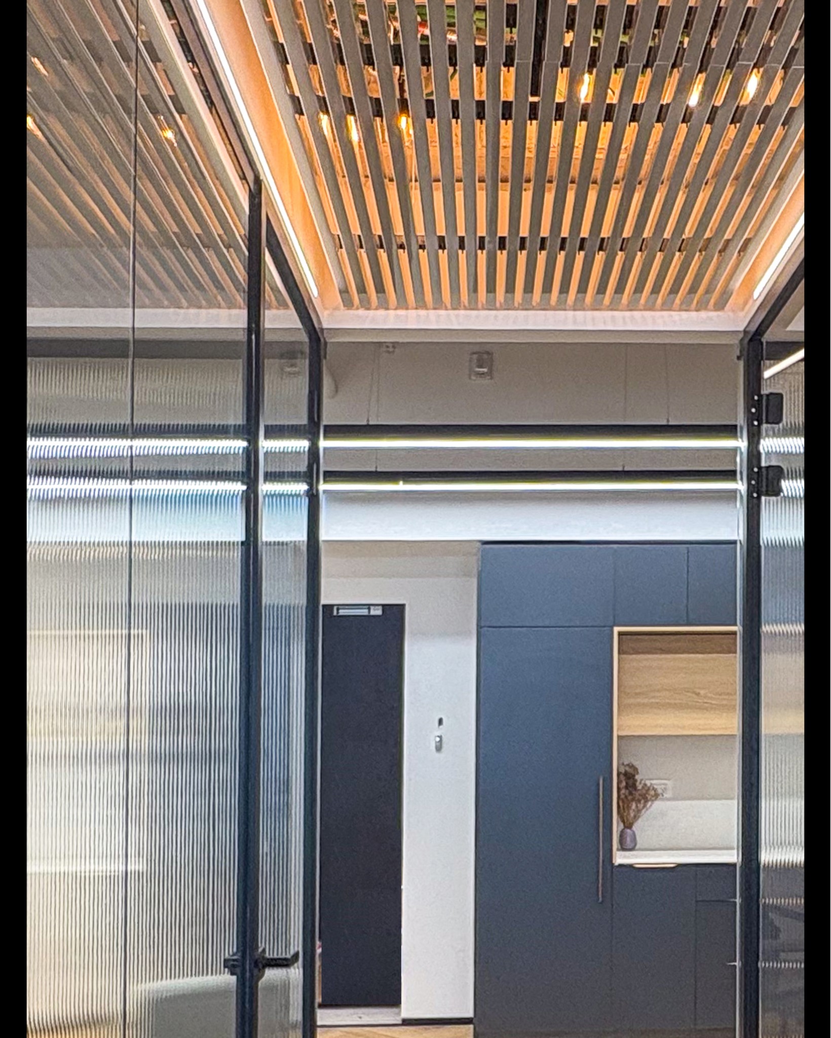 תקרת למלות, זכוכית גלינה ונגרות מטבח מדויקת. שכבות…