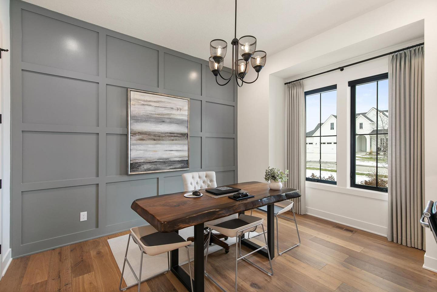 Can we talk about this home office? 😍
This mix of texture & color makes for the perfect space! Whether you need to focus on emails or get creative, this room is ready for it all.
#dynastyhomes #iowahomes #customhomebuilder #dreamhome #homeinspo
