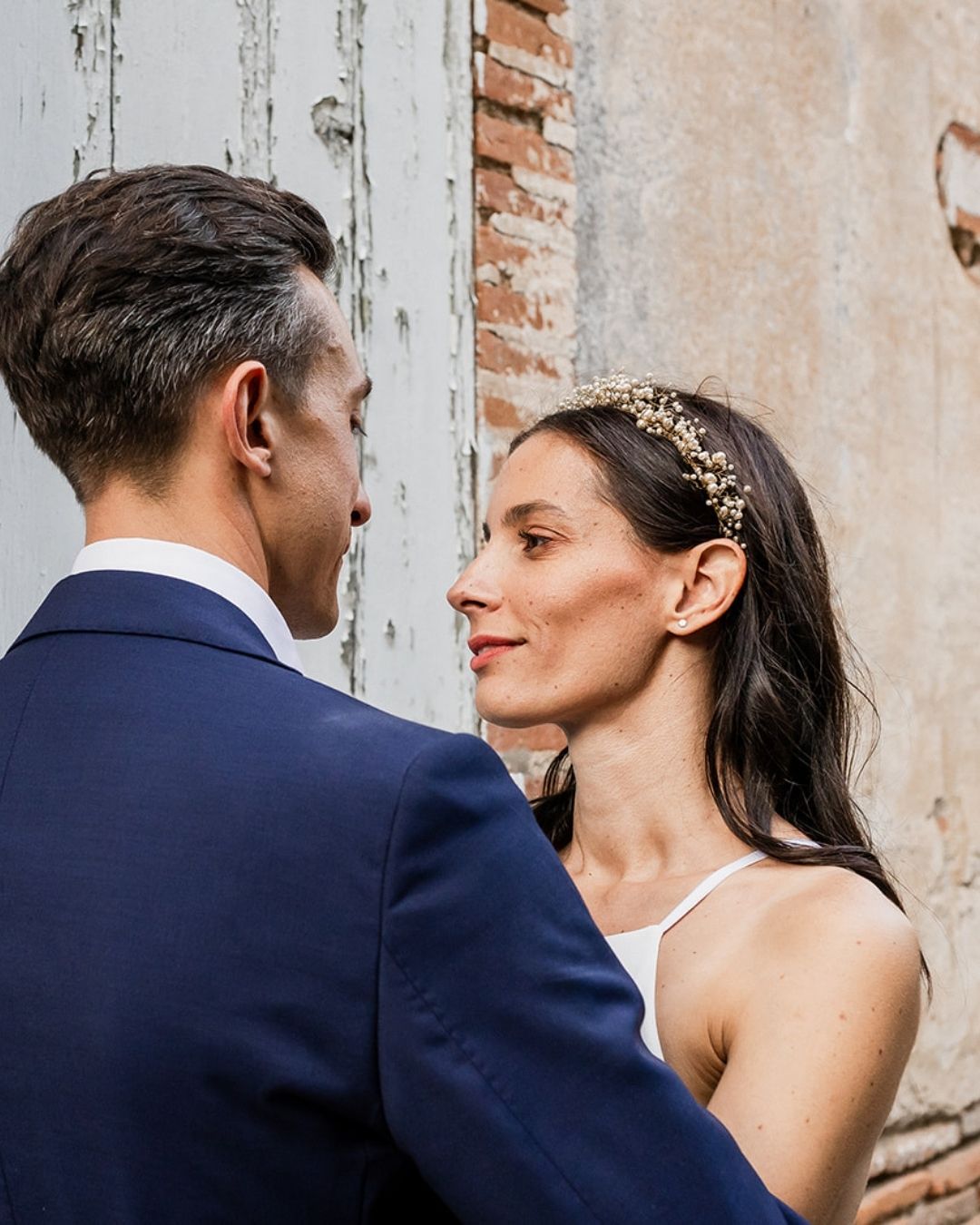 Ce que vivent les mariés que j’accompagne…
Ils arrivent parfois avec quelques inquiétudes : ne pas être à l’aise devant l’objectif, avoir peur d’oublier des moments, vouloir profiter à fond de leur journée de mariage sans penser aux photos.
💛 Et puis, ce qu’ils vivent réellement, c’est tout autre chose.
Le jour de leur mariage, ils se laissent porter. Ils rient, ils pleurent, ils se serrent fort pendant la cérémonie, ils oublient presque l’appareil photo. Le reportage photo de mariage devient alors un fil discret, présent sans jamais s’imposer, qui capte les regards, les gestes, l’émotion brute.
Comment on arrive à un si beau lâcher-prise ?
Avec une bonne préparation ! Bien vous connaître, se rencontrer, cerner vos personnalités, vous conseiller et vous rassurer. Et le Jour-J vous êtes juste dans l’instant présent !
Je vous parlerai d’ailleurs dans quelques jours des étapes avant le reportage photo.
—
Céline Brochado - photographe mariage à Toulouse et partout en Occitanie
#photographemariagetoulouse #photographemariage #photocouple
—
Traiteur : @labrigade_traiteur
DJ : GLMB
Papeterie : @croquezlapommeC
Alliances : @bijouterie_mohedano
Robe : @ma_robe_toulouse
Déco : @options_toulouse