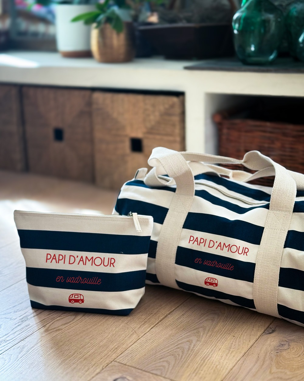 Marceau, c’est le sac qu’on attrape sans réfléchir et qu’on emmène partout.
Un format polochon ultra pratique, une marinière intemporelle, un coton bien solide qui encaisse le sport, les week-ends improvisés et les aventures (petites ou grandes). Grande capacité, compatible valise cabine, bref… il coche toutes les cases.
Parfait pour les papis stylés, les papas organisés, les enfants baroudeurs et tous ceux qui aiment le look frais bord de mer, même loin de la plage.
À retrouver dans notre collection « marinière », avec plein d’accessoires à assortir, dont la trousse de toilette qui va très bien avec, évidemment.
Un classique revisité, pensé pour durer et suivre toute la famille.
#sacweekend
#sacpolochon
#sacsport
#mariniere
#lookborddemer
#cadeauhomme
#papa
#papi
#petitaventurier
#creationfrancaise