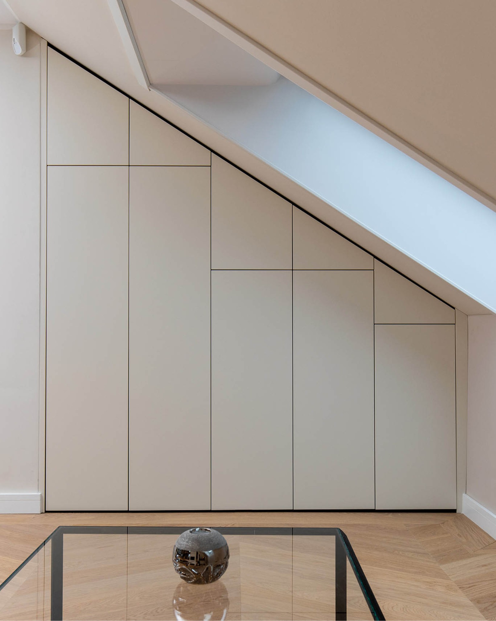 Maßgeschneiderter Stauraum bis ins Detail. Dieser Einbauschrank nutzt die Dachschräge perfekt aus – grifflos, in hellem Grau und maximal funktional. So sieht Ordnung mit Stil aus.
#interiorgoals #stauraum #einbauschrank #tischlerhandwerk #holzhochzwei