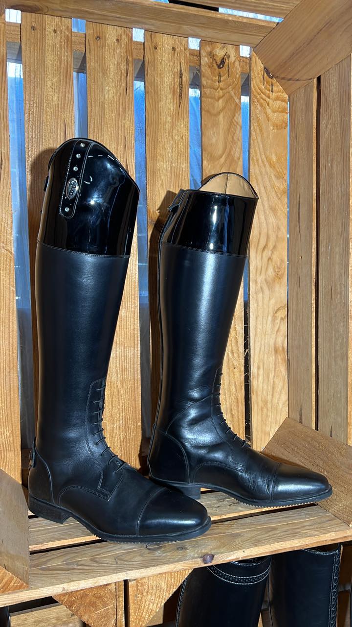 Taille 41
Hauteur 45
Mollet 39
Prix 300 €
#cheval #horse #bottesequitation #equestrianstyle #dressage #cso #cavalier #dressagehorse #equestrian #horseriding #ridingboots #horseofinstagram
#chevaux #equestrianlife #equitation #instahorse
