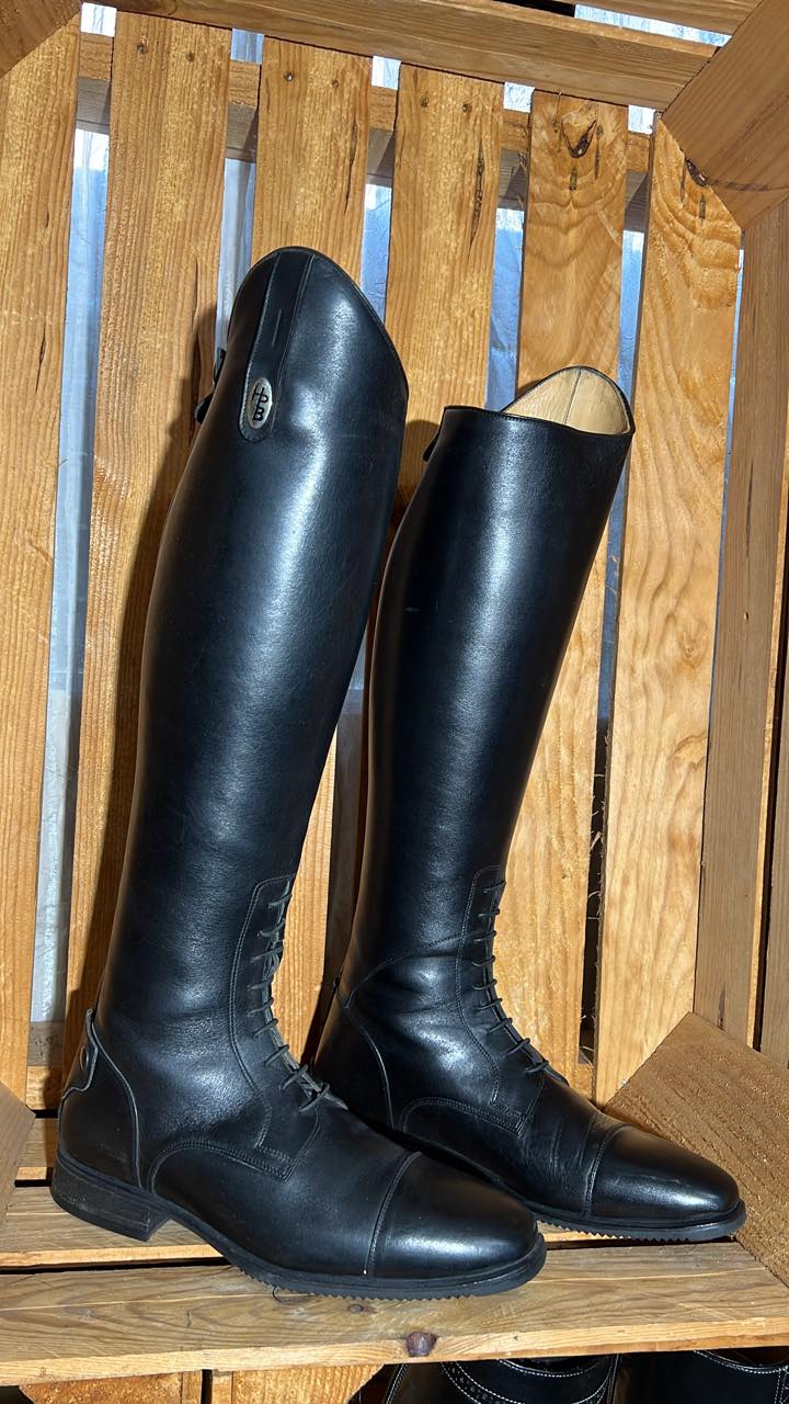Taille 42
Hauteur de tige 46
Mollet 39
Prix : 350 €
#cheval #horse #bottesequitation #equestrianstyle #dressage #cso #cavalier #dressagehorse #equestrian #horseriding #ridingboots #horseofinstagram
#chevaux #equestrianlife #equitation #instahorse