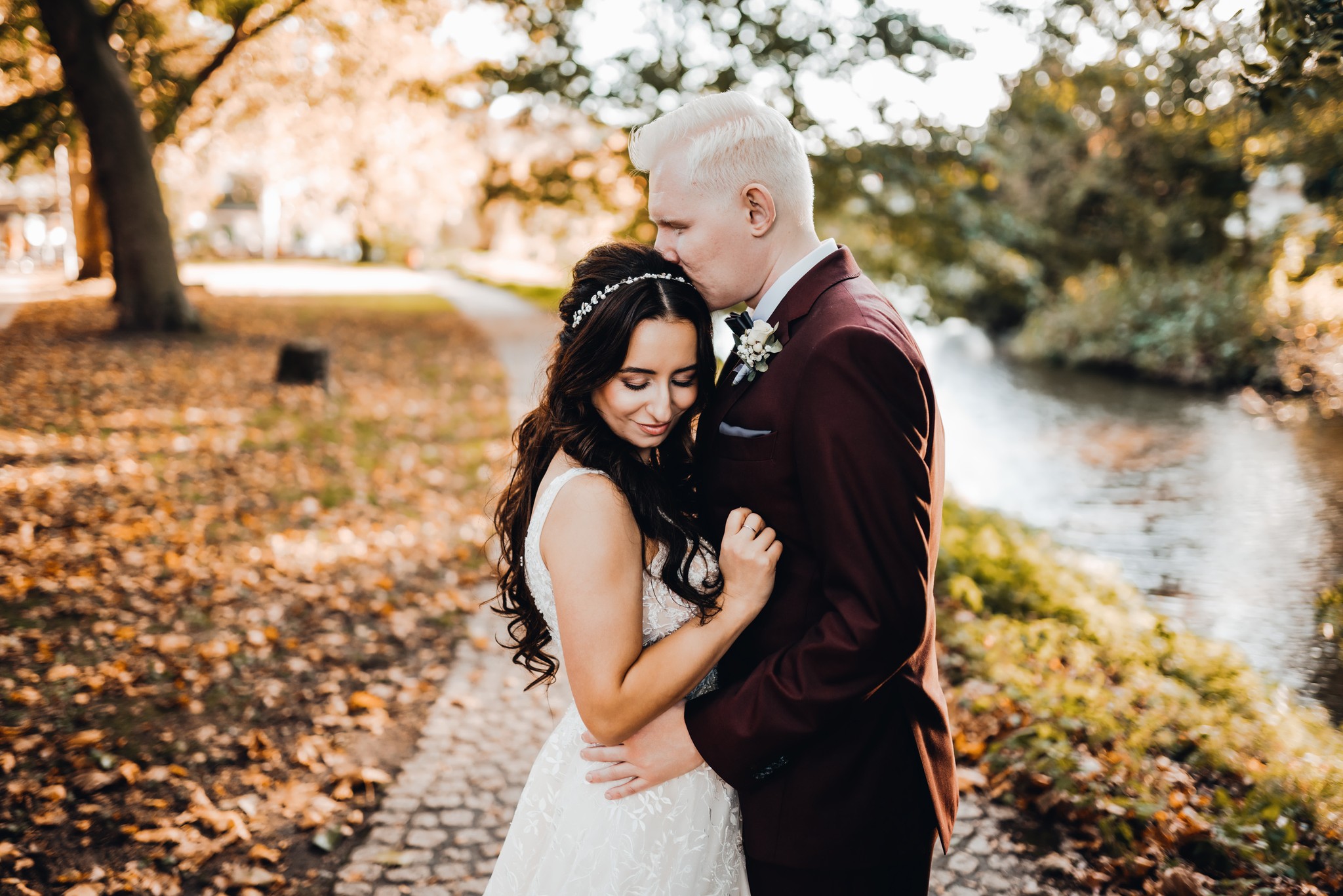 Mein liebes Brautpaar Demet & Vladimir durfte ich bei ihrer Herbsthochzeit 🍂 im schönen Essen-Werden begleiten.
Wir haben uns nach der wunderschönen freien Trauung in der @villa_vue ein bisschen vom Trubel abgekoppelt & dann gab es einfach mal etwas Zeit zu zweit ❤️
Wichtig❗Hinter dem Brautpaarshooting steckt kein Druck, sondern es ist ganz bewusst der einzige Zeitpunkt am Tag, wo ihr nur für euch seid.
Wir schlendern einfach mal ein bisschen & der Rest ist Teamwork 😍
Im Anschluss ging es dann natürlich wieder zurück zur Feier 😅 🥳