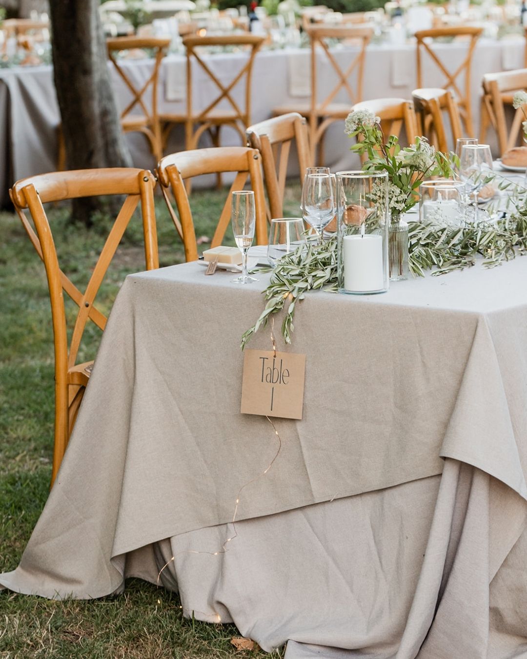 Et si votre mariage vous ressemblait, tout simplement ?
L&B ont imaginé leur mariage à leur image : un entourage ultra aimant, un lieu chaleureux, une décoration choisie à deux, beaucoup de goût, et du love, beaucoup !
Regardez-moi cet espace repas absolument convivial et canon !
Ce qui m’a émue, c’est leur complicité évidente. Leur sensibilité. Cette façon d’être ensemble, simplement. Et la ribambelle de câlins qui a rythmé la journée.
En tant que photographe de mariage à Toulouse, c’est exactement ce que j’aime raconter : l’atmosphère d’un mariage, les détails qui ont du sens, les liens, les sensations.
—
Céline Brochado · Photographe mariage à Toulouse
#mariage2026 #photographemariagetoulouse #lieumariagetoulouse
—
Lieu : @domaine_d_en_naudet
Traiteur : @maison_guillaume81
Location meubles : @agencelocy
DJ : @johnslx
Alliances : @frayssinetjoaillier
Papeterie : @faireparterie
Fleurs : @bouticflor