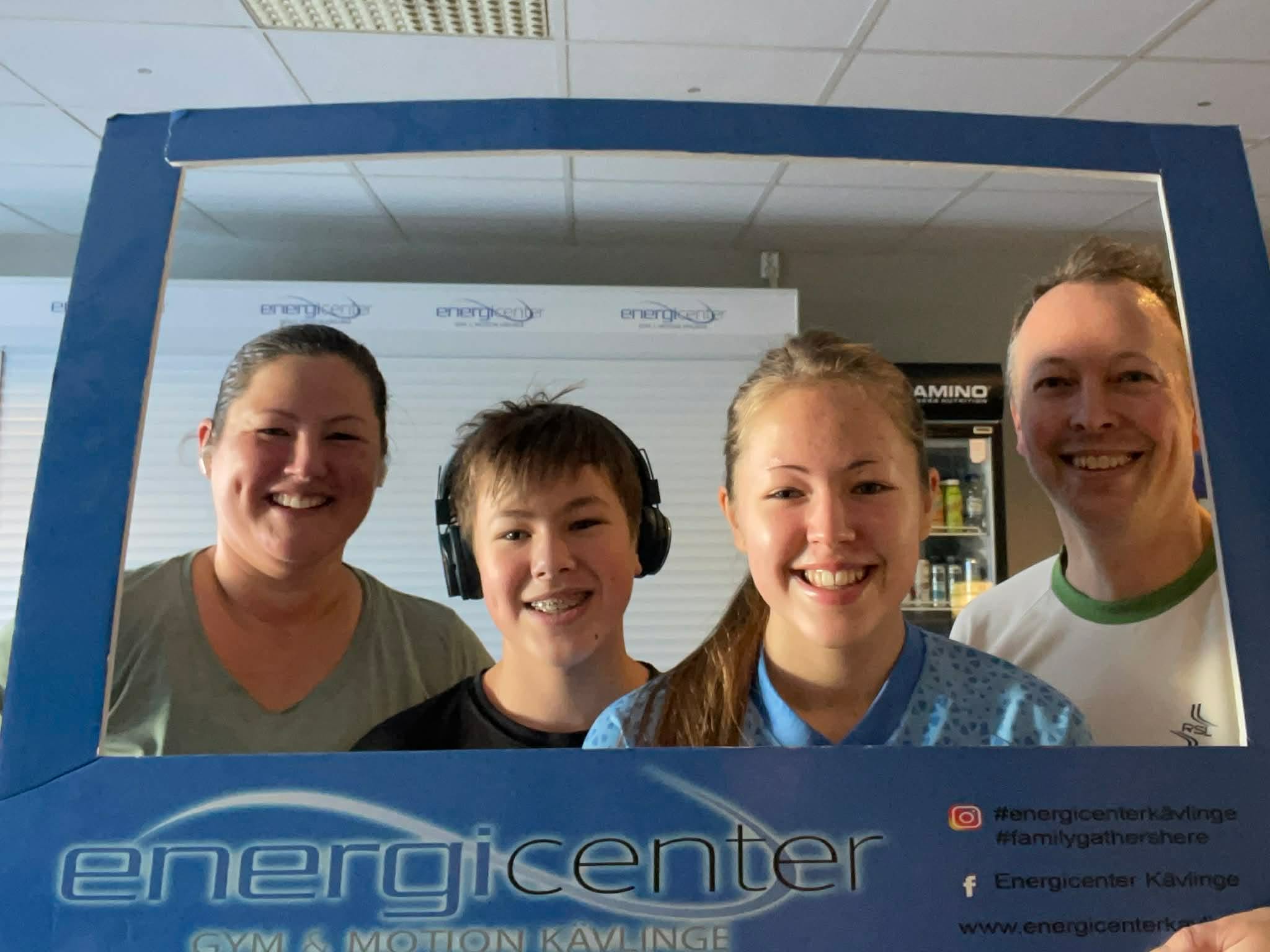 Det bästa jag vet är att få träningsbilder från glada medlemmar - det blir ALDRIG träkigt!
Ella valde att köra ett träningspass med hela familjen på sin födelsedag och skickade en selfie till oss! Tack Ella!
Är din familj också medlemmar eller sugna på att bli en del av vår?
Det här är vad ditt gymkort ger dig hos oss:
✔ Tillgång till träning som är enkel att genomföra
✔ Pass som är korta men effektiva
✔ Instruktörer som bryr sig på riktigt
✔ En miljö där alla känner sig välkomna
Inga krusiduller.
Bara träning som blir av.