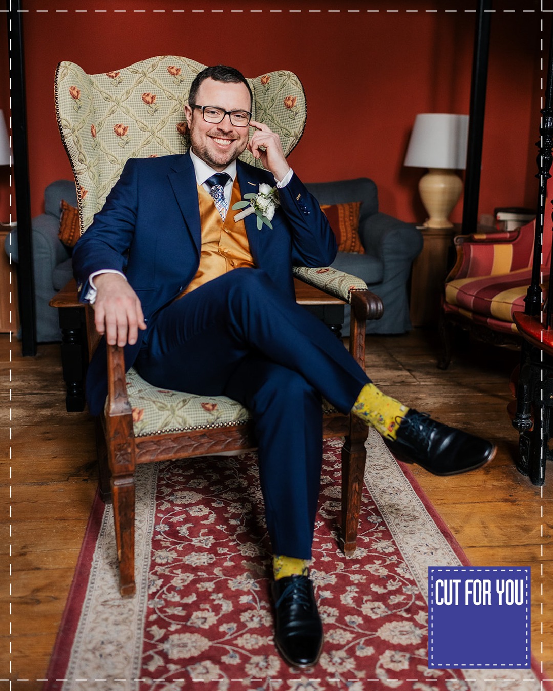 Aus der finalen Anprobe wurde ein besonderer Moment 💍 Unser geschätzter Kunde Herr Dr. Stracke trug seinen Maßanzug schließlich an seinem Hochzeitstag – vielen Dank für das Vertrauen.
Gefertigt wurde der Anzug aus einem Gemisch aus Wolle und Mohair - einem klassischen Barathea-Gewebe englischen Ursprungs. Der Mohair-Anteil verleiht dem Stoff seinen dezenten, edlen Glanz, während die spezielle Webart für Strapazierfähigkeit und eine feine, leicht genarbte Oberfläche sorgt.
Barathea wird traditionell in der Abend- und Festgarderobe eingesetzt – zurückhaltend im Finish, elegant in der Wirkung und ideal für besondere Anlässe. Maßarbeit für den perfekten Moment.
Übrigens: Mit dem Erwerb von Maßbekleidung tragen Sie dazu bei, unsere Umwelt zu entlasten. Bei Cut For You wird kein Kleidungsstück produziert, das nicht auch den Weg zu Ihnen, unseren geschätzten Kunden, findet. Das Vernichten von riesigen Mengen nicht verkaufter Kleidungsstücke nach jeder Saison entfällt bei uns. Hinzu kommt, dass Ihnen unsere Kleidungsstücke durch eine hochwertige Fertigung und besten Materialien lange Freude bereiten werden. Maßbekleidung ist gelebte Nachhaltigkeit.
Cut For You ist Berlins Maßbekleider für Damen und Herren - im Regierungsviertel seit 2003. Wir sind stolz darauf, mehr als 6.000 Kunden betreuen und von unserem ausgezeichneten Preis-Leistungsverhältnis überzeugen zu dürfen. Neben einer persönlichen Beratung setzen wir auf die Unterstützung von 3-D-Bodyscannern, um eine perfekte Passform Ihrer Maßbekleidung zu erzielen.
Wir freuen uns auf Sie! Vereinbaren Sie gleich Ihre ganz persönliche Beratung unter 030-28099981 oder unter cutforyou.com/terminvereinbarung
#cutforyou #berlin #maß #madetomeasure #mtm #maßhemd #maßanzug #mode #herrenmode #damenmode #luxus #individual #mitte #regierungsviertel #3dbodyscanner #3d #bodyscanner #cut #frack #smoking #vanlaack #scabal #gentleman #maßtage #angebot #gutschein