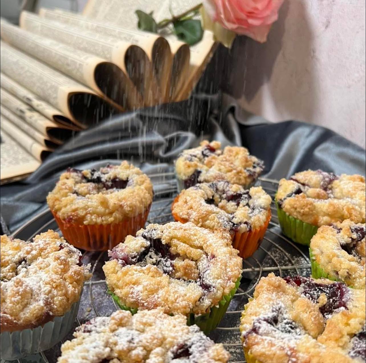 “Cozy January”
Köstliche Verführung für kalte Tage.
Blaubeer „Cream Cheese“ Muffins
Zutaten:
Streuselkrümel-Topping:
75 g Mehl
75 g Rohrzucker
¼ TL Salz
55 g Butter
Blaubeer-Muffins:
120 g Mehl
¼ TL Salz
1 TL Backpulver
65 g Butter
110 g Zucker
1 Ei
½ TL Vanille
120 g griechischer Joghurt
250 g frische Blaubeeren (die Hälfte für den Teig und die Hälfte für den Belag)
1 EL Mehl
Frischkäse-Füllung:
170 g Mascarpone
3 EL Zucker
1 TL Vanille
1 TL Speisestärke
Puderzucker
Zubereitung:
Ofen auf 200 °C Ober-/Unterhitze vorheizen. Muffin-Form mit Papierförmchen auslegen und beiseite stellen.
¾ der Blaubeeren mit etwas Mehr bestäüben. Die restlichen Beeren für den Belag beiseite stellen.
Für das Topping Mehl, Zucker und Salz mischen. Geschmolzene Butter hinzufügen. Mit einer Gabel verrühren, bis sich grobe Krümel bilden. Beiseite stellen.
Für die Muffins die Eier in einer Schüssel mit Kristallzucker verquirlen. Mehl, Backpulver und Salz dazu geben und vermischen. Joghurt, Butter und Vanilleextrakt unterrühren. Zum Schluss die mit Mehl vermischten Blaubeeren unterheben.
Für die Frischkäsefüllung Mascarpone, Zucker, Maisstärke und Vanille verrühren.
Nun etwa 1 ½ Esslöffel der Muffinmasse in jedes Förmchen so verteilen, dass in der Mitte eine kleine Delle entsteht.
Dann einen nicht ganz vollen Esslöffel Frischkäsemischung in die Mitte jedes Muffins geben und mit Teil auffüllen bis die Förmchen zu 2/3 gefüllt sind.
Ein paar Blaubeeren oben drauf geben, dann jeden Muffin grosszügig mit Streuseln bestreuen. Die Streusel leicht andrücken, damit sie am Teig haften.
Im Ofen ca. 25 Minuten backen, bis die Oberseite der Muffins goldbraun ist.
Nach dem Auskühlen die Muffins auf ein Kuchengitter setzen. Mit Puderzucker bestäuben und servieren.
En Guete !
#thekitchenwitches #muffins #heidelbeer #backenistliebe #kuchenglück #homemade #leckerschmecker #dessert #einfachundlecker