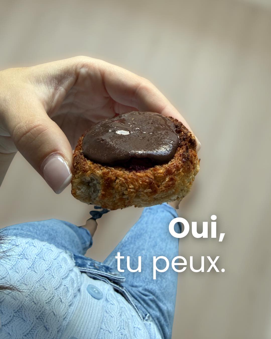 Oui, tu peux manger tout ça… et perdre du poids.
On associe souvent la perte de poids à la restriction, à la frustration, à des assiettes fades, à des repas sans plaisir.
Et pourtant…
Regarde bien ce carrousel.
👇
Fromage qui fond.
Petits gâteaux pour le goûter.
Plats gourmands qui rassasient.
VRAIS repas, VRAI plaisir.
Parce qu’avec la chronobiologie alimentaire, on ne te demande pas de manger moins.
On t’apprend à manger mieux, au bon moment, pour que ton corps utilise ce que tu lui donnes… au lieu de tout stocker.
Et oui :
✨ Tu peux mincir sans supprimer ce que tu aimes.
✨ Tu peux perdre du poids sans te priver.
✨ Tu peux retrouver ton corps sans perdre ta vie sociale.
Le corps adore la régularité, les repères et le bon timing.
Quand tu respectes son rythme, il fait ce qu’il doit faire :
➡️ Déstocker
➡️ Retrouver son équilibre
➡️ Harmoniser ta silhouette
Et les résultats parlent d’eux-mêmes :
🔥 –4 à –5 kg en moyenne le premier mois
🔥 Puis –2 à –3 kg les mois suivants
(Et surtout : silhouette affinée, énergie retrouvée, digestion apaisée.)
La chrono, ce n’est pas un régime.
C’est une méthode santé qui change ta vie parce qu’elle change ta relation à la nourriture.
Et tu peux l'appliquer dès demain.
Prends rendez vous dès à présent pour mincir en mangeant plaisir 🤎
www.jolie-minceur.com
—
Je suis Julie, experte minceur & fondatrice du Cabinet JOLIE.
Sur ce compte, je t’apprends à mincir sans régime, à te réconcilier avec la nourriture et à obtenir des résultats visibles, sans frustration.