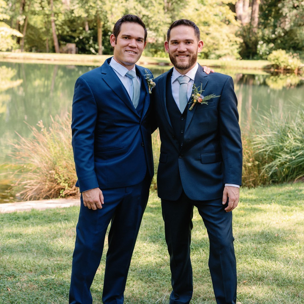 When the groom’s **twin brother Randy** shows up in the same suit… chaos (and laughter) is guaranteed 😆💙
Brian & Randy brought the brotherly energy to ** @schrammsbergestate in Nevada City** and these moments are everything — equal parts love, humor, and wedding-day joy.
Photography: @tanyagallagherphotography
Venue: @schramberg_estates
Planning + Coordination: @events_by_dallas
#NevadaCityWedding #schrammsbergestate #TwinWedding #GroomSquad #WeddingFun #CaliforniaWedding #NorthernCaliforniaWedding #OutdoorWedding #WeddingDayLaughs #Groomsmen #RealWeddingMoments #EventsByDallas