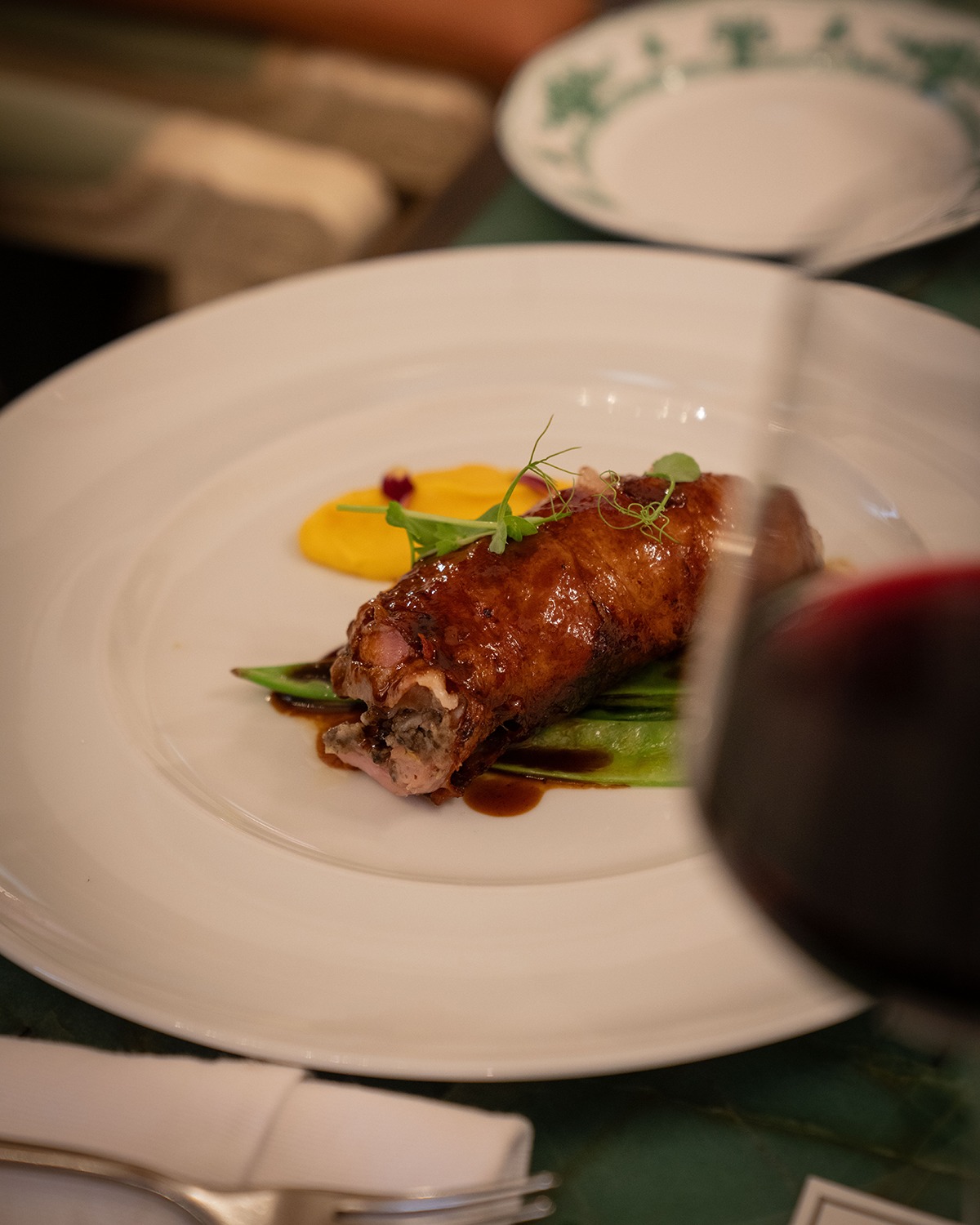Our quail wrapped in guanciale, filled with wild mushrooms, served with pumpkin and amaretto purée and pomegranate jus, because winter evenings deserve more than the ordinary.
Book your table for dinner - link in bio.
#FoodieFinds #restaurantsmalta #PalazzoParisio #PalaceLife #visitpalazzoparisio #palazzoparisionaxxar