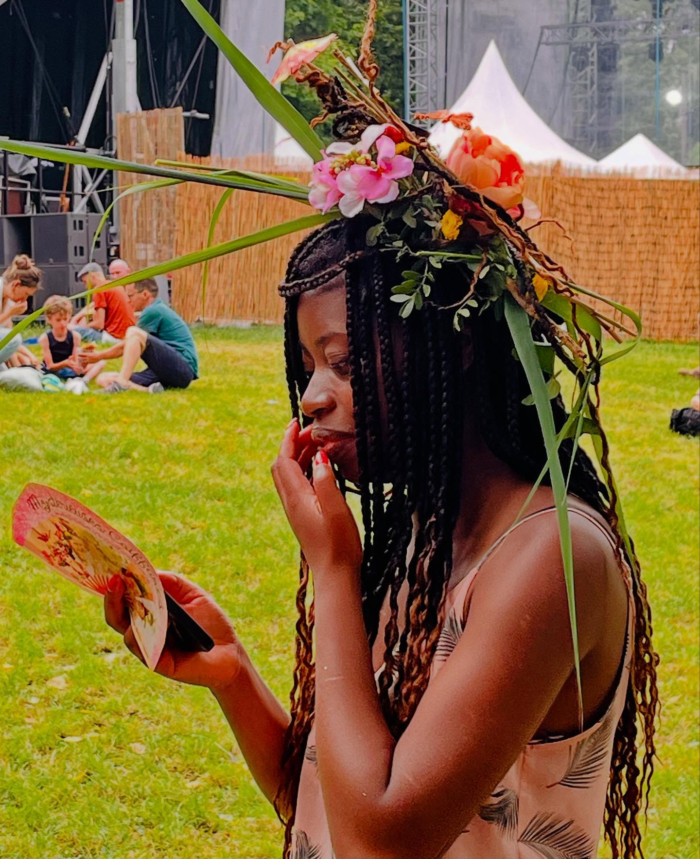 Des fleurs, une valise… et un peu de magie 🌸
👉 La Raccommodeuse de Fleurs des @mysterieusescoiffures arrive au @ofcourselemans !
Ce samedi 17 janvier, dans le cadre de Le Mans Sonore, vous pourrez retrouver la Raccommodeuse le long des rues du centre-ville pour une journée festive 🎉
📍 Quatre rendez-vous à ne pas manquer
⏰ 11h00, 12h00, 14h00 & 16h00 pour une durée de 45 min à chaque fois
La Raccommodeuse de Fleurs va poser sa valise-atelier au Square des Ursulines pour réparer, coudre, nouer, plisser, broder, redonner des couleurs et une nouvelle vie aux fleurs fanées... 💐On vous attend nombreux 😉
#laraccomodeusedefleurs #lemans #lemansonore #creatin #spectacle #fleurs