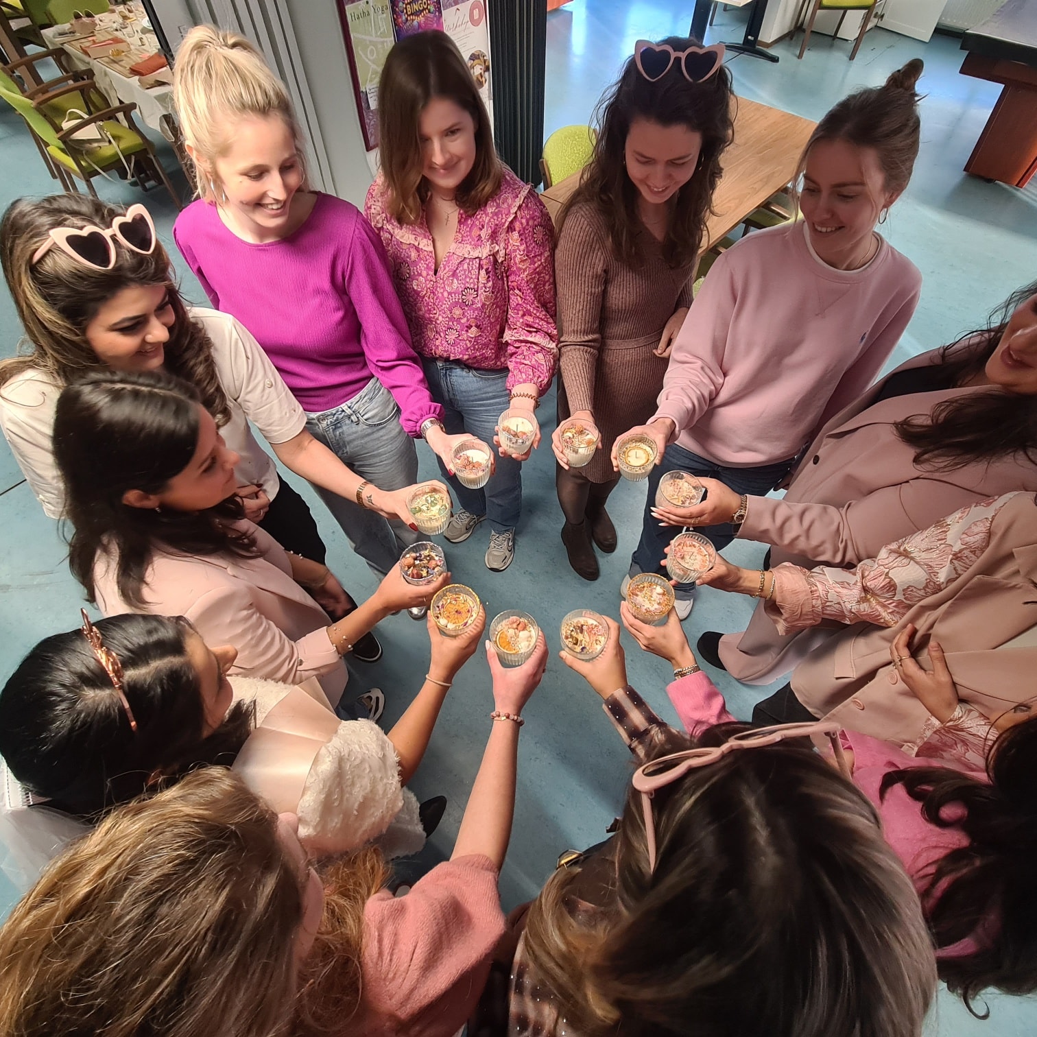 Even de tussenstand: ik heb al 74 workshops gegeven aan maar liefst 534 tevreden deelnemers!
Ik weet eigenlijk niet hoeveel kaarsen ik tot nu toe heb gemaakt, zal ik dat voortaan ook gaan tellen? Een winactie van maken ofzo? Laat me weten wat je leuk vindt in de comments, dan ga ik daar wat mee doen.
Bizar, als je er bij stilstaat waar ik ben begonnen en waar ik nu sta, 5 jaar later... Zoveel ervaring rijker, maar gelukkig ook nog steeds gevolgd en geliefd door de allereerste klanten.
Mega dankbaar voor jullie allemaal!