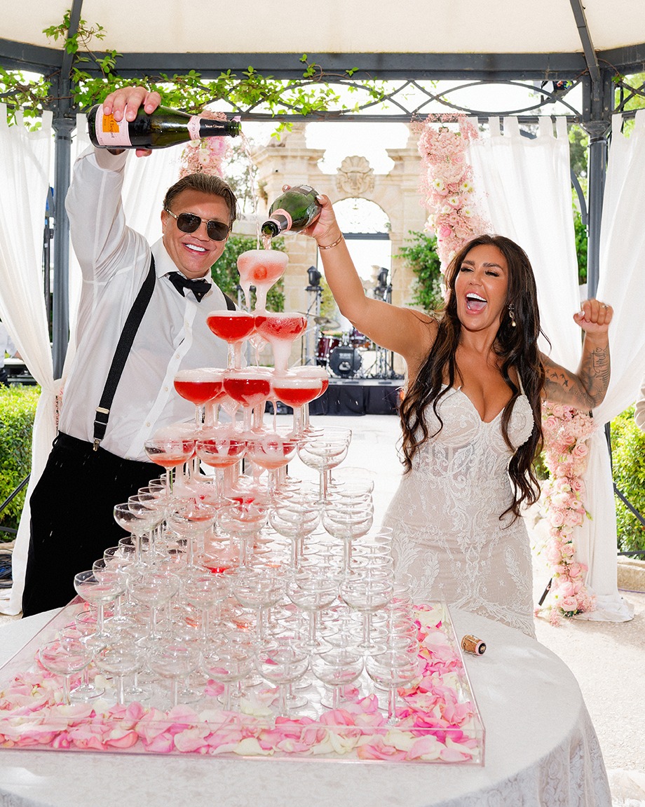 Nothing like a champagne toast in our gardens to mark life's sweetest moments!
This gorgeous couple knows how to celebrate in style 🥂
📸 @anisa.alsabri
#PalazzoParisio #Gardens #PalaceLife #palazzoparisiomalta #palazzoparisionaxxar #weddinginspiration #weddingphotography #weddingplanning #PalazzoParisioWeddings