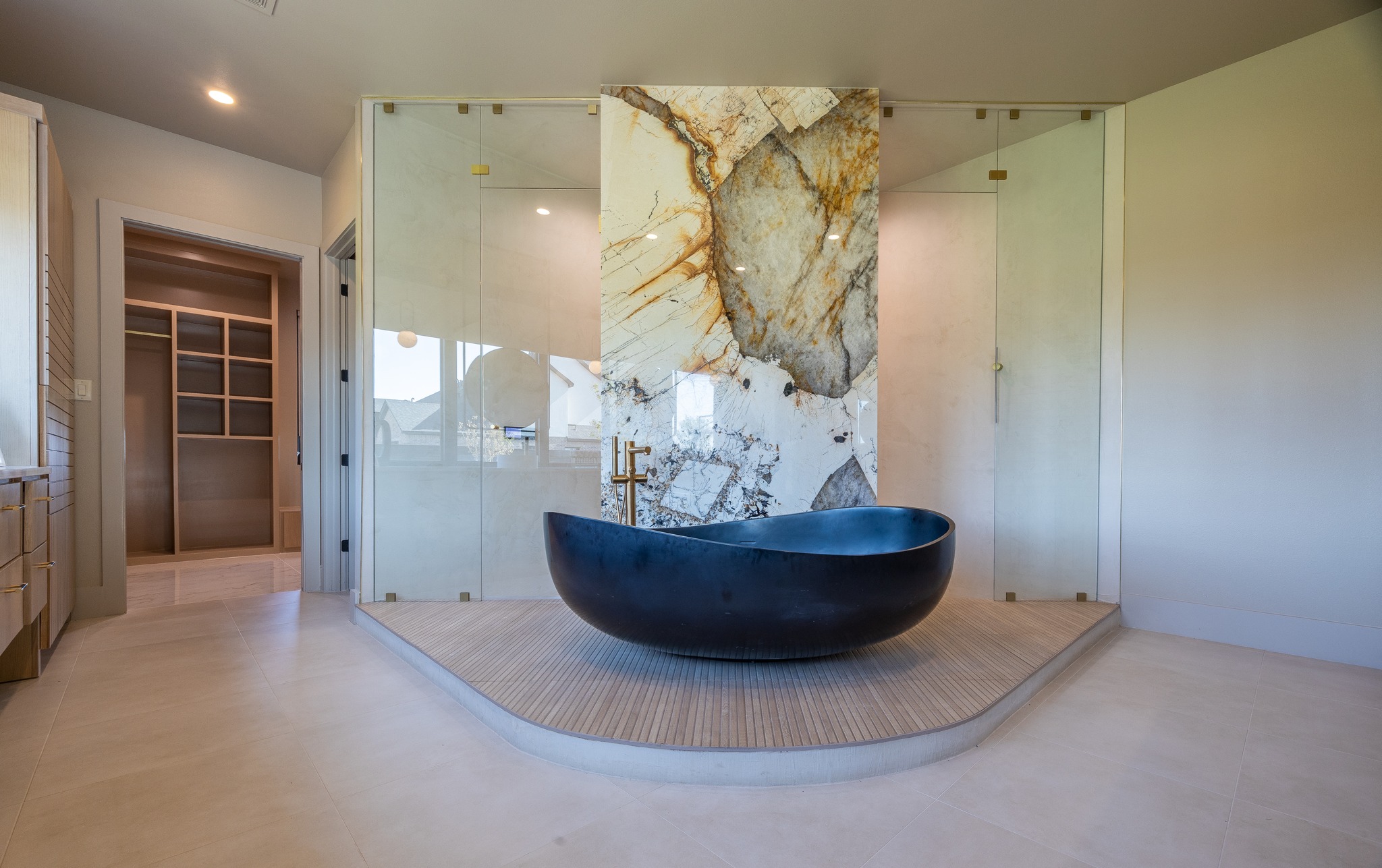 Elegancy in the primary
Builder: @sharkeycustomhomes
Subdivision: @sedonalubbock
#pddtexas #primarybathroom #lubbockhome #lubbockparadeofhomes #paradehome #ashleyadamsmedia