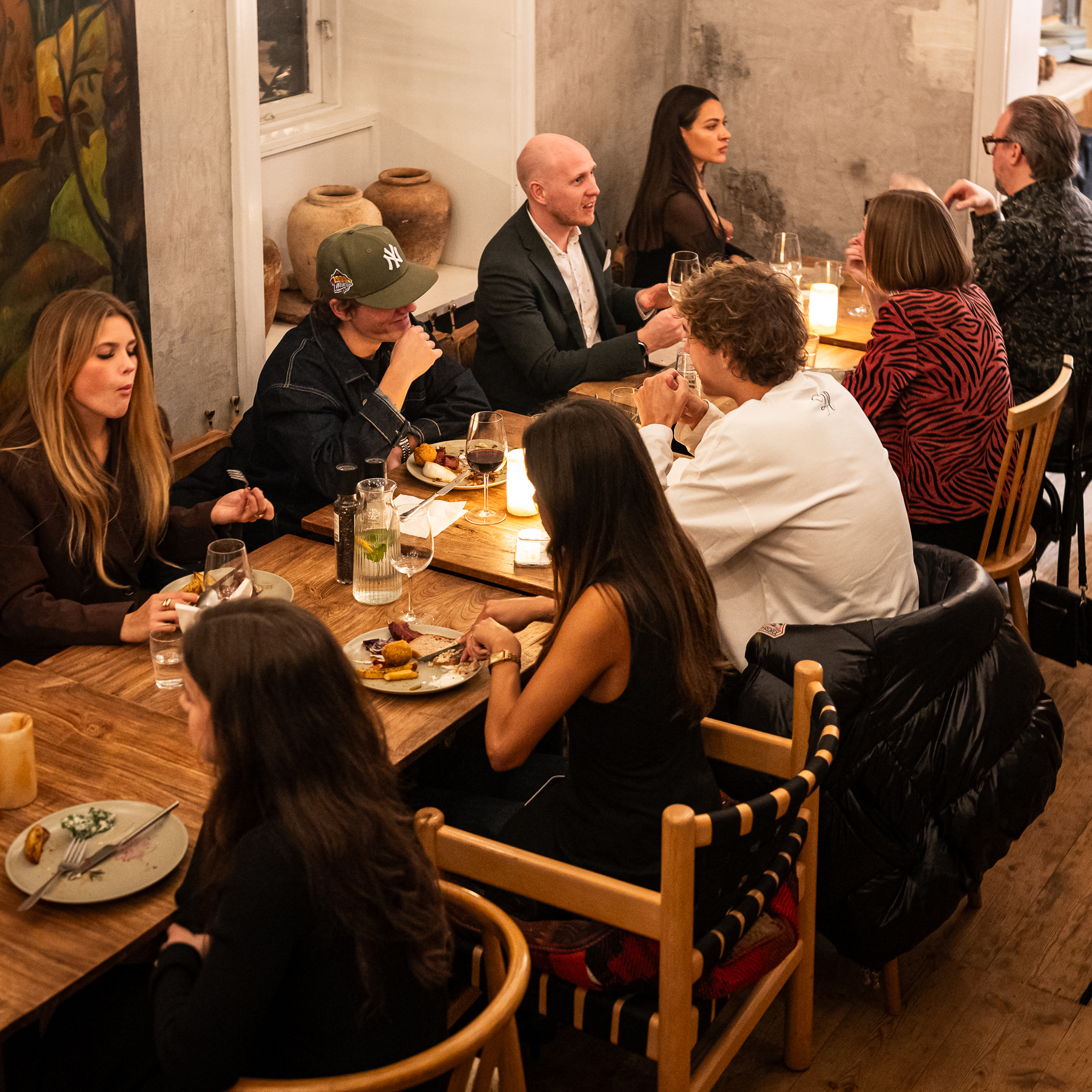 Vi er virkelig glade for den måde vores aftenbuffet er blevet taget imod på.
Fulde maver, glade mennesker og (ja) virkelig flotte billeder.
Vi glæder os til at byde endnu flere velkommen – også dem, der ikke tager billeder😄