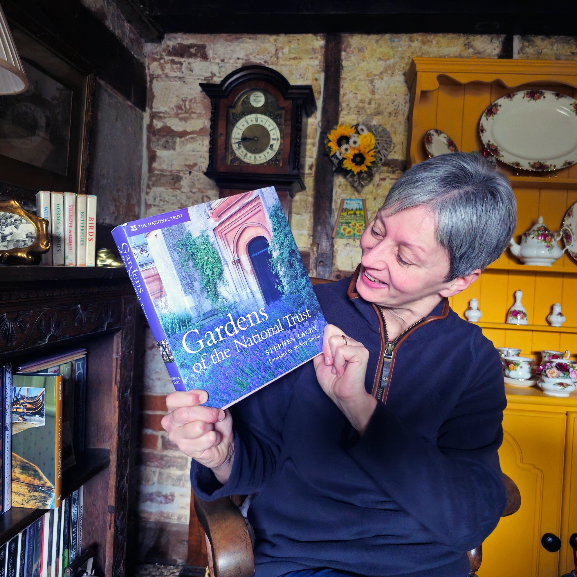 Qualche giorno fa sono entrata a curiosare in un minuscolo negozio di libri usati ad Alton… uno di quei posti in cui il tempo sembra rallentare.
Gli scaffali sono pieni di libri di ogni tipo, dai grandi classici a titoli piu' inaspettati, e ogni angolo profuma di carta e storie meravigliose.📖
A custodire questo piccolo regno nascosto c’è una signora dolcissima, che sembra conoscere ogni libro come un vecchio amico. È il tipo di luogo in cui entri “solo per un minuto” e finisci per restare un’eternità senza accorgertene. 😀
Frugando tra gli scaffali, all’improvviso è spuntato un tesoro: I Giardini del National Trust.👩🌾
Da amante della campagna inglese e soprattutto dei giardini, potevo forse resistere? Certo che no! È stato davvero amore a prima vista 😍
E voi, avete mai trovato un libro speciale in un negozio di libri usati?
#passionecampagnainglese #libri #lettura #leggerechepasione #libreria #giardini #nationaltrust #booklovers #libriusati #giardini