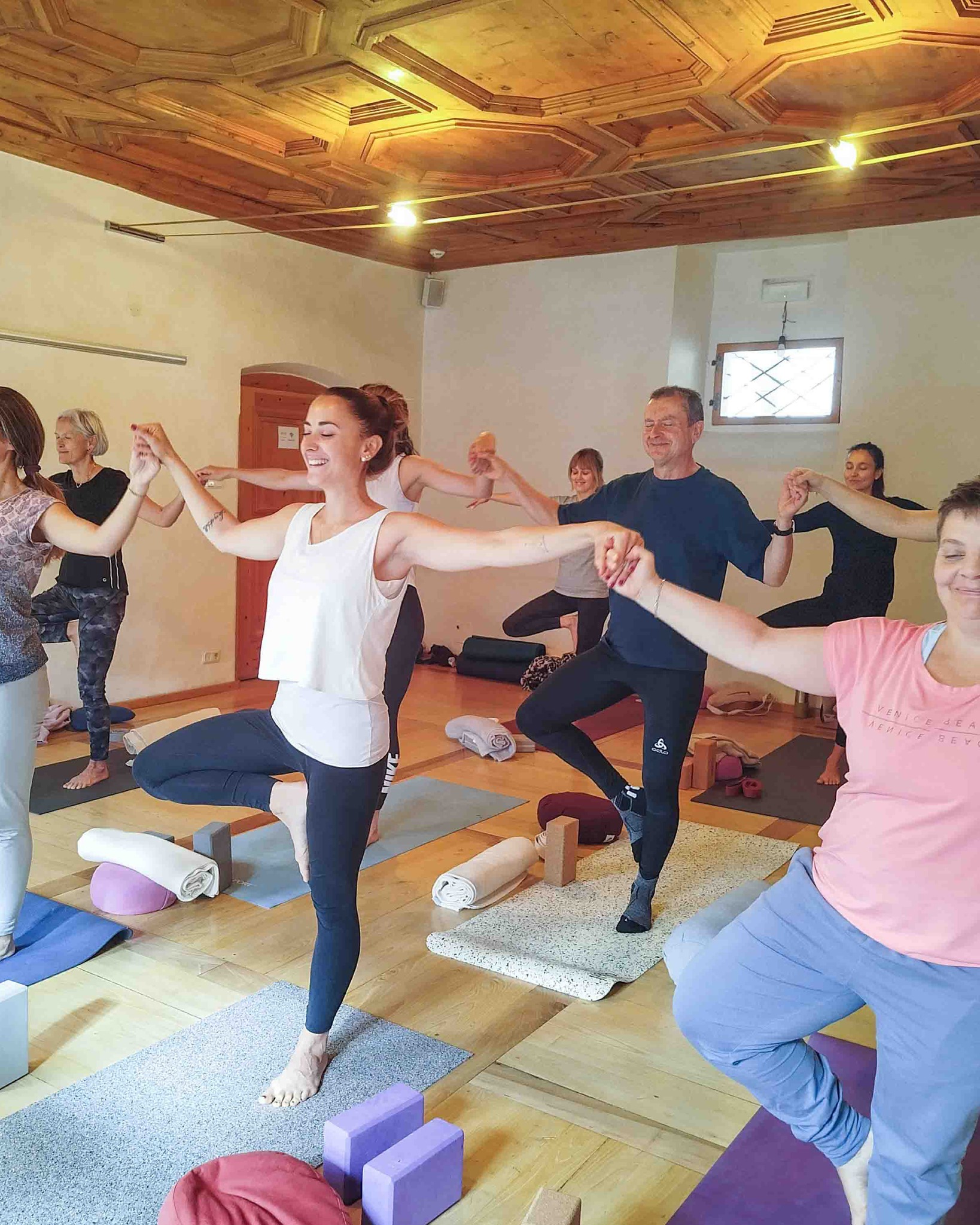 Yoga macht Spaß!! Was offensichtlich ist 😊
Was wir hier aber nicht sehen, ist der Prozess dahinter... Yoga ist per se ein Weg der TRANSFORMATION, schon immer gewesen! Auch wenn es oft in die Sparte "Wellness" oder "Entspannung" oder "Körperbeweglichkeit" gesteckt wird. Ja, Yoga tut dem Körper und der Seele gut, wir kommen runter, spüren uns (endlich) wieder, und wir werden innerlich wie äußerlich kräftiger und flexibler - alles das macht Yoga. Aber wenn wir da stehen bleiben, dann haben wir die wahre Kraft des Yoga noch nicht mal angekratzt!
Die Teilnehmer dieser wunderbaren Ausbildungsgruppe haben sich vorgenommen tiefer in das Mysterium einzutauchen! Philosophische Erkenntnisse, vielfältige Selbsterfahrung in Asanapraxis, selbstloses Dienen beim Assistieren, feinstoffliche Energiearbeit, Innenschau in unterschiedlichen Meditationen und vor allem der Zusammenhalt der Gruppe haben die Transformationskraft aktiviert.
Wir sind gerade noch mitten in der Ausbildung - aber ich kann jetzt schon sagen, dass wir alle spürbar in eine neue energetische Richtung unterwegs sind. Ich merk es daran, dass ich nach dem Ausbildungswochenende, nach 2 Tagen tout jour präsent sein, reden, unterrichten, zwar körperlich müde, aber energetisch voll aufgeladen bin.
DANKE euch allen und auch dem Team
Martina, Regine, Beatrix, Anastasja und Alice
🔥 Nächstes 200Std Yoga Training startet im November 2026, schau einfach auf der Webseite vom Yogastudio108