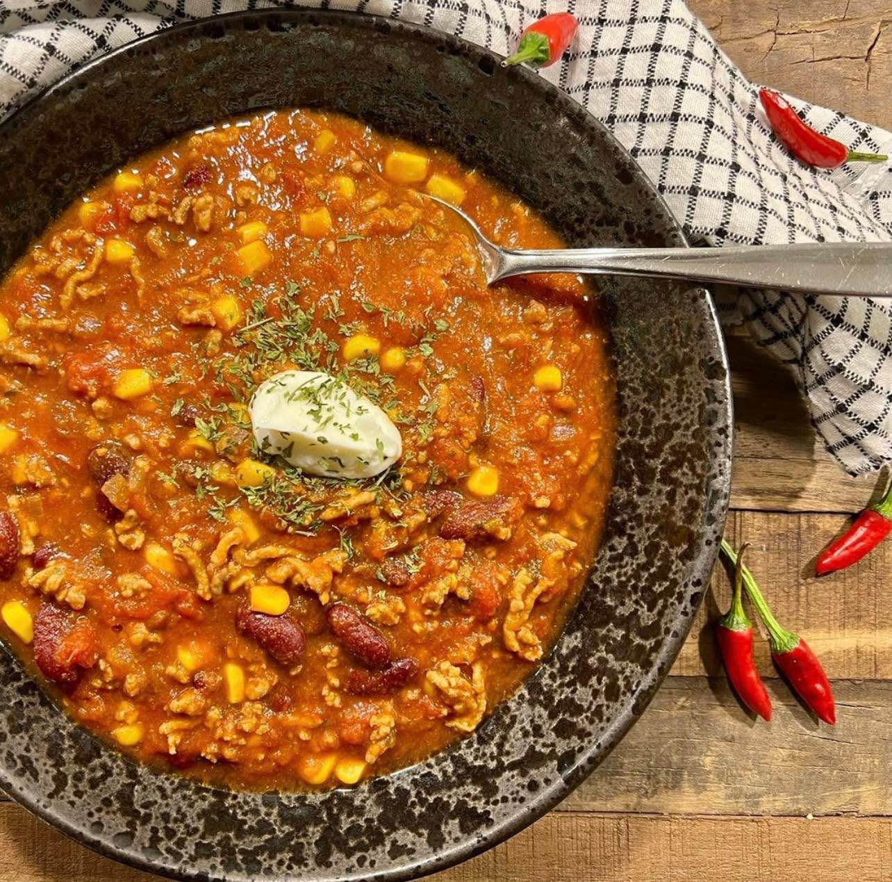 “Cozy January”
Chili con carne
Ein wärmendes Chili con Carne - ein absolut köstliches Gericht. Scharf, würzig und zum wohlfühlen.
Zutaten für 4 Personen
750 g Rinderhackfleisch
etwas Olivenöl
400 ml Gemüsebouillon
2 Stück Zwiebeln
3 Knoblauchzehen
2 EL Tomatenmark
400 g passierte Tomaten
2 frische Tomaten gewürfelt
1 Prise Cayenne Pfeffer
2 EL Paprikapulver Edelsüß
1 TL getrocknete Chiliflocken
eine Prise Cayenne Pfeffer
½ TL Zimtpulver
etwas Salz & Pfeffer
400 g Kidneybohnen
200 g Mais
Zubereitung:
Zwiebeln und Knoblauch fein hacken. Paprika würfeln.
Das Hackfleisch scharf anbraten. Tomatenmark, Paprikapulver, Zwiebeln und Knoblauch dazu geben und mit andünsten.
Die Bouillon, die passierten Tomaten sowie die Tomatenstücke, Paprikawürfel und die restlichen Gewürze hinzugeben und das ganze für ca. 40 Minuten auf niedriger Stufe köcheln lassen.
Zu guter Letzt werden die Kidneybohnen und der Mais in das Chili gegeben und für weitere 10 Minuten geköchelt. Mit Salz und Pfeffer abschmecken.
Dazu passt ein kleiner Salat, Brot oder Tortilla Chips.
En Guete!
#thekitchenwitches.ch #cookingathome #ausprobieren #leckeressen #einfacheküche #chiliconcarne #chili #foodbloggerwerden #foodphotography #einfachkochen #foodoninstagram