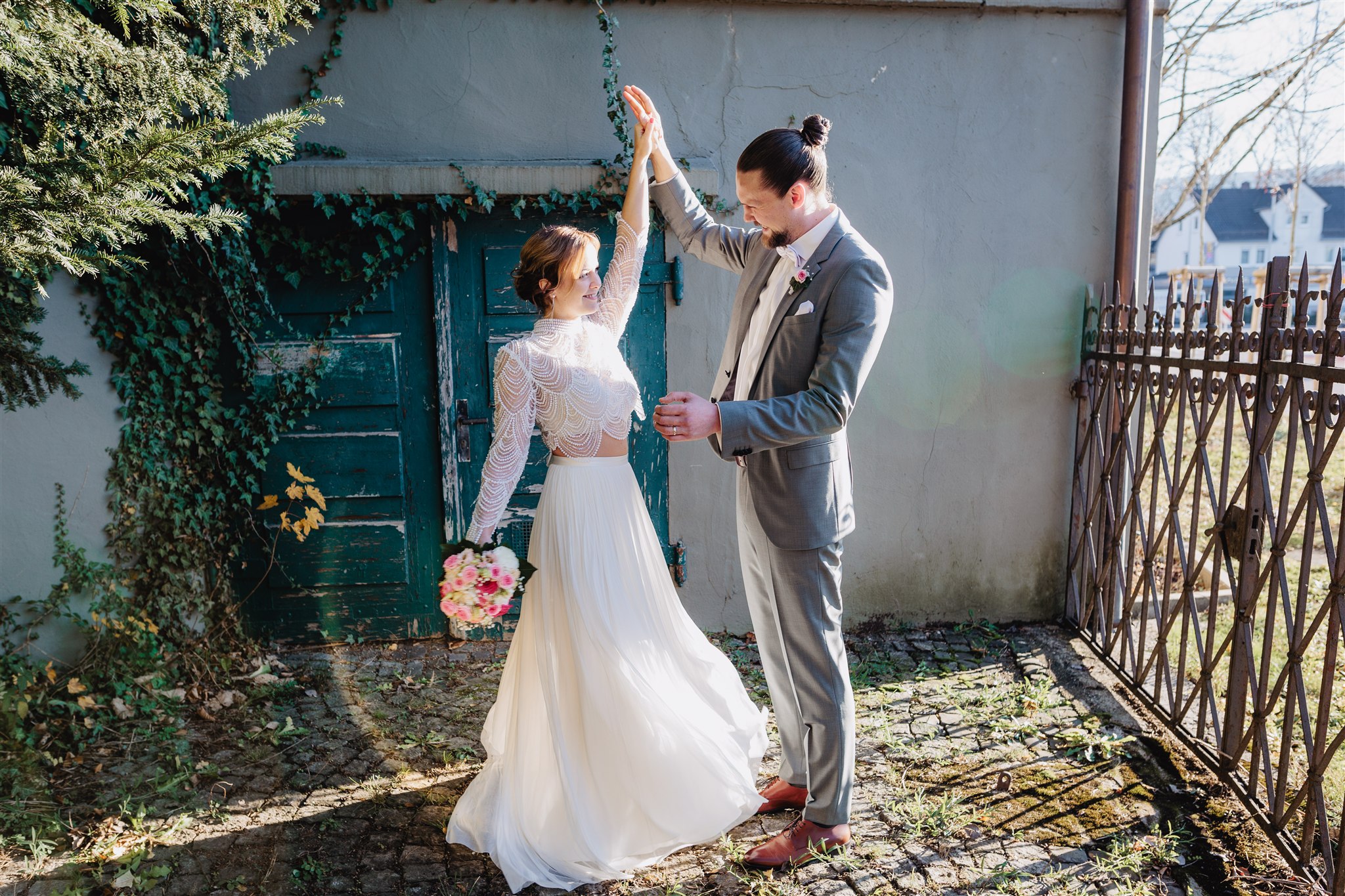 ✨Ihr müsst nichts können. ✨
Ihr müsst nichts spielen.
Nichts darstellen.
Nichts „richtig“ machen.
Ihr dürft einfach da sein.
Ich gebe euch Orientierung –
ohne euch in Posen zu pressen.
Und genau so entstehen eure Bilder.
Eure Nähe. Euer Lachen.
Eure Art, miteinander zu sein.
📩 Wenn ihr euch genau das wünscht,
schreibt mir für eure Hochzeit 2026 & 2027. 🤍