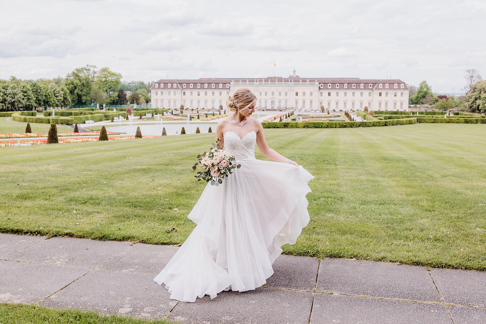 ✨ Ich leite euch – ohne euch zu verstellen. ✨
Viele Paare wünschen sich natürliche Fotos
und denken trotzdem:
„Wir sind unfotogen.“
Fast alle sagen das.
Fast alle liegen falsch.
Ihr müsst nichts können.
Ihr müsst nichts spielen.
Ich zeige euch, was ihr tun könnt –
und lasse euch dabei ihr selbst bleiben.
Wenn ihr euch echte Bilder wünscht,
schreibt mir gern. 📩
▫️
▫️
▫️
▫️
▫️
▫️
▫️
▫️
▫️
#hochzeitsfotografschwaebischgmuend
#verlobungsshooting
#paarshooting
#natürlichehochzeitsfotos
#echtemomente
#lovestory
#hochzeitsfotografie
#paare
#hochzeitsinspiration
#badenwuerttemberg
#schwaebischgmuend
#schlosshochzeit
#verliebt
#hochzeitsidee
#hochzeitsludwigsburg
#schlossludwigsburg