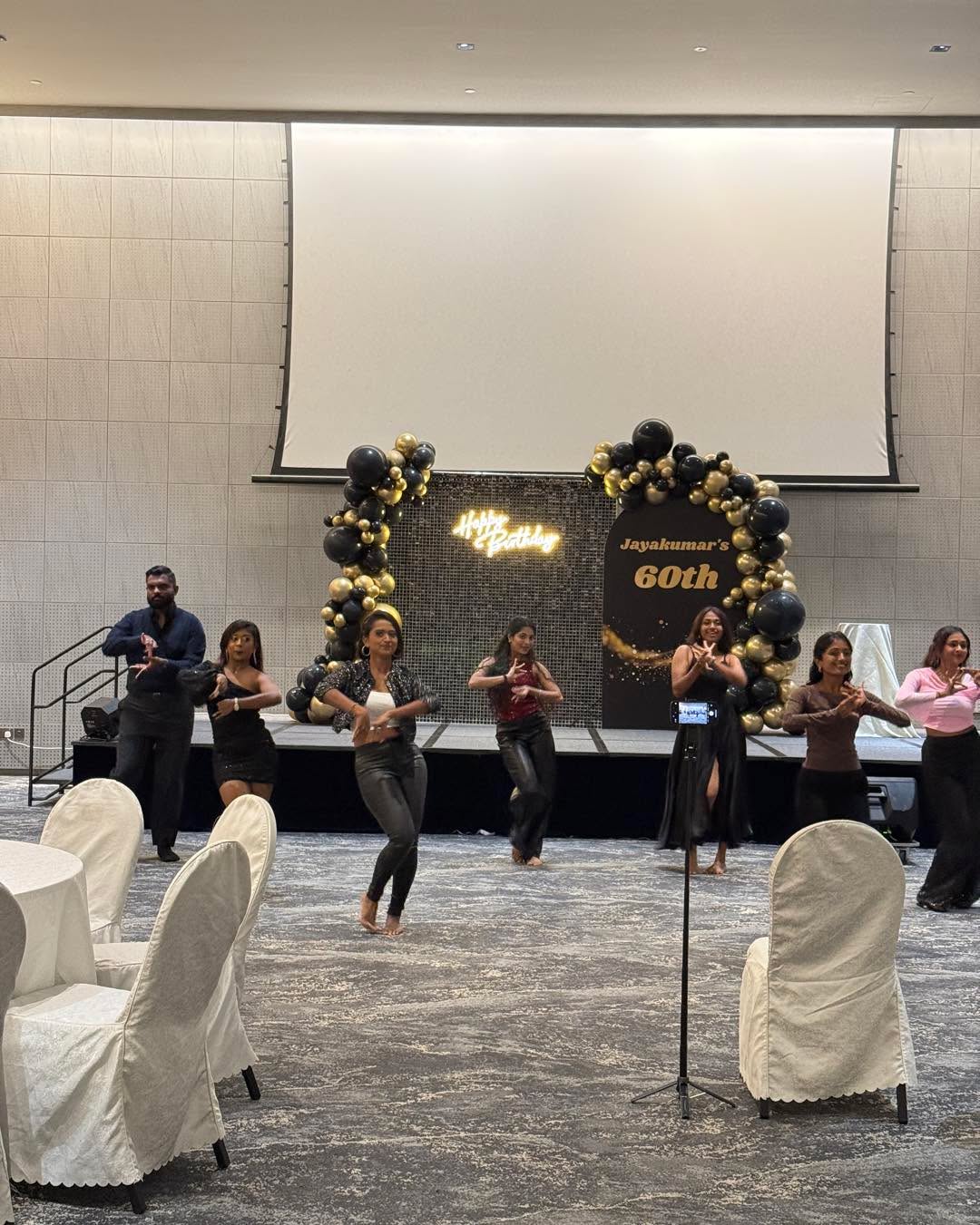 60th Birthday Decoration for our dear customer ☺️ at HomeTeamNS Khatib Ballroom.
Thank you for having us.
#BirthdayPartySingapore #PartyPlannerSingapore #BalloonDecorSingapore #ThemedPartySingapore #PartyStylistSingapore #SGPartyPlanner #PartyDecorSingapore #EventDecorIdeas #SingaporeEvents #SGLifestyle #hometeamnskhatib