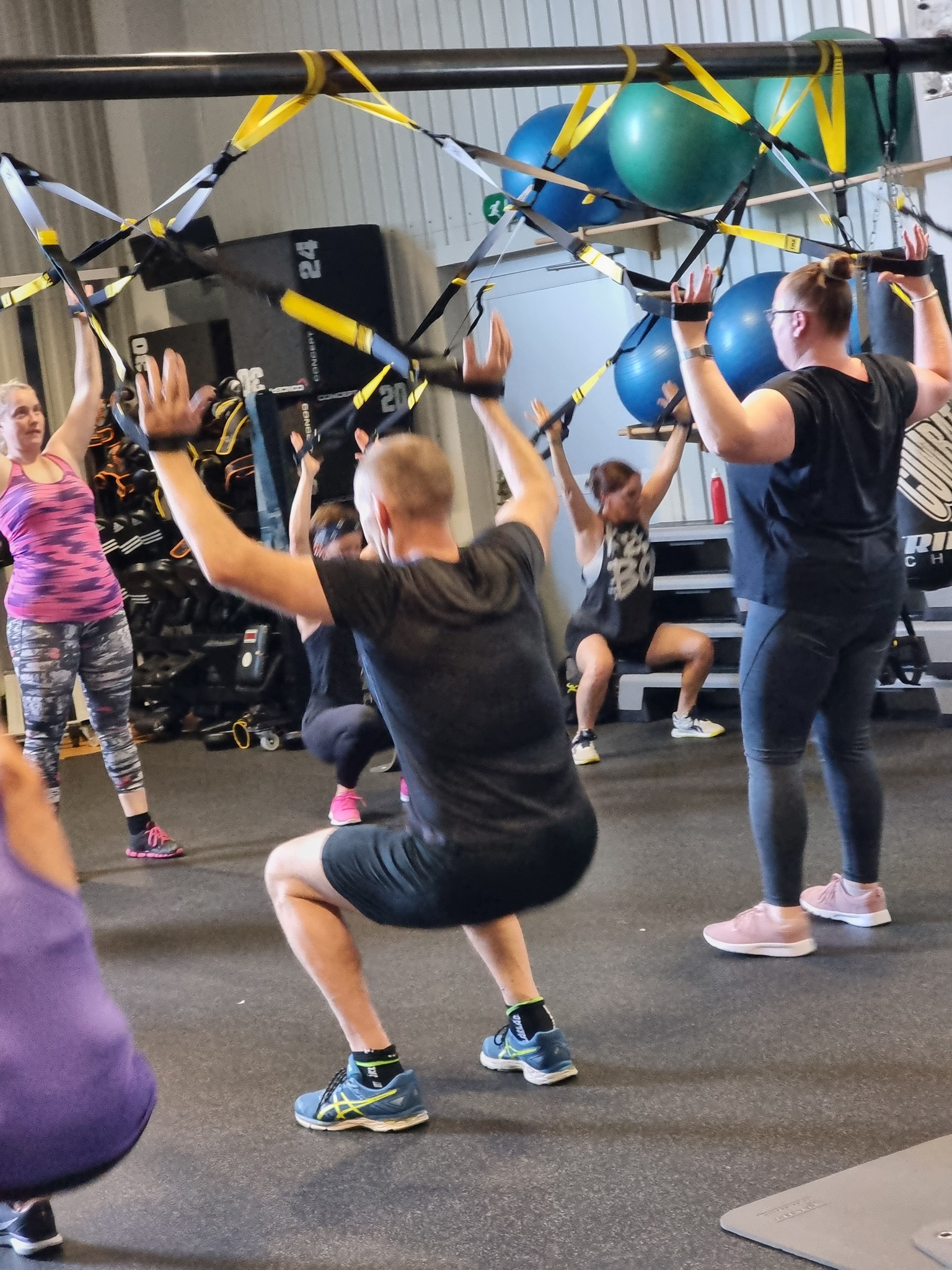 TRX ser så oskyldigt ut...
Tills man står där i banden och inser att magen, benen och armarna samarbetar på ett helt nytt sätt 😅💥
Men känslan efteråt? MAGISK!
💙 Stark, nöjd och lite skakig – precis som det ska vara!
Perfekt för alla nivåer eftersom du anpassar hur tungt det ska vara efter hur mycket lutning du har. Du mot gravitationen!