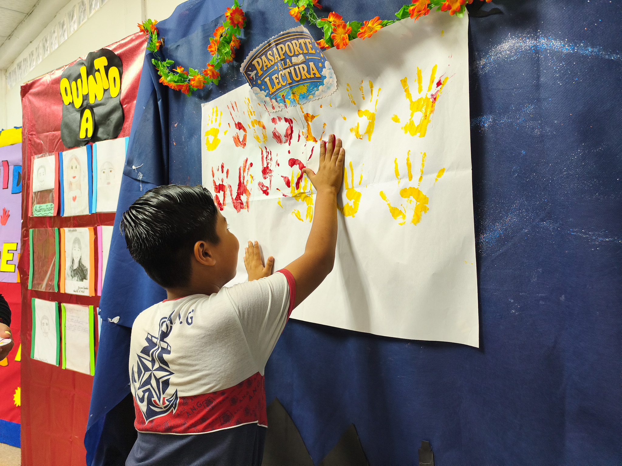 📖🍪 Pasaporte a la Lectura “Letras y Galletas”
Cada día, 5 minutos de lectura se transformaron en hábitos, imaginación y aprendizaje.
Hoy, nuestros cadetes celebraron este hermoso camino compartiendo lo aprendido, decorando una galleta y dejando un mensaje claro:
✨ Leer alimenta la mente y el corazón.
Entre letras, creatividad y sonrisas, reforzamos la importancia de la lectura como base del pensamiento crítico, la expresión y la formación integral.
Porque en ANG, leer también se disfruta… y se comparte. 💙📚
#PasaporteALaLectura #LetrasYGalletas #LeerNosForma #HábitosQueTransforman #CadetesANG #EducaciónConPropósito