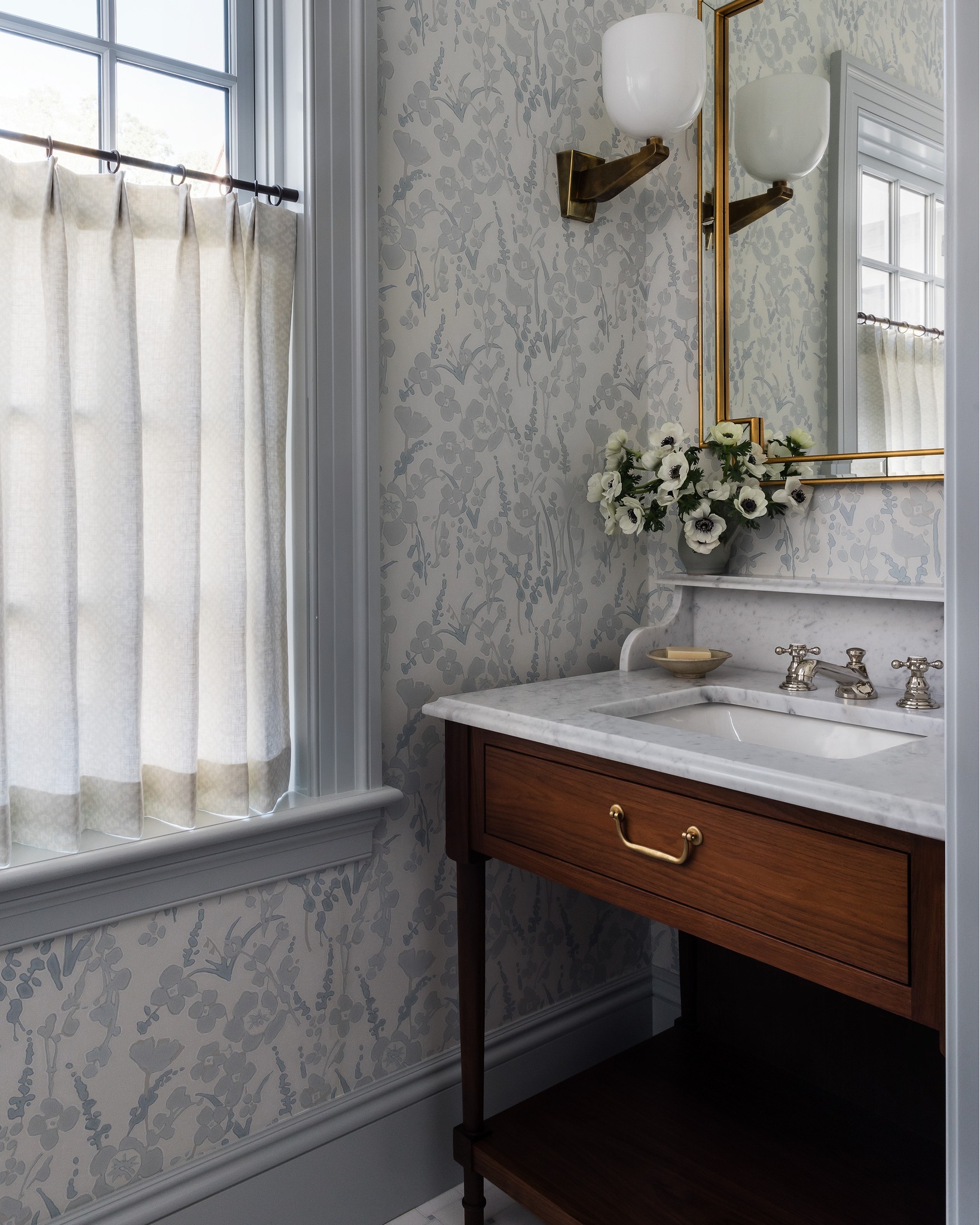 Small in scale, rich in detail.
This custom powder room balances classic millwork, natural stone, and soft pattern to create a space that feels welcoming, elevated, and enduring.
Photography: @joyellewest
Interior Design: @barkoffcoppola.interiors
Architect: @patrickahearnarchitect
#luxurybuilder
#customhomebuilder
#custommillwork
#powderroomdesign
#timelessinteriors