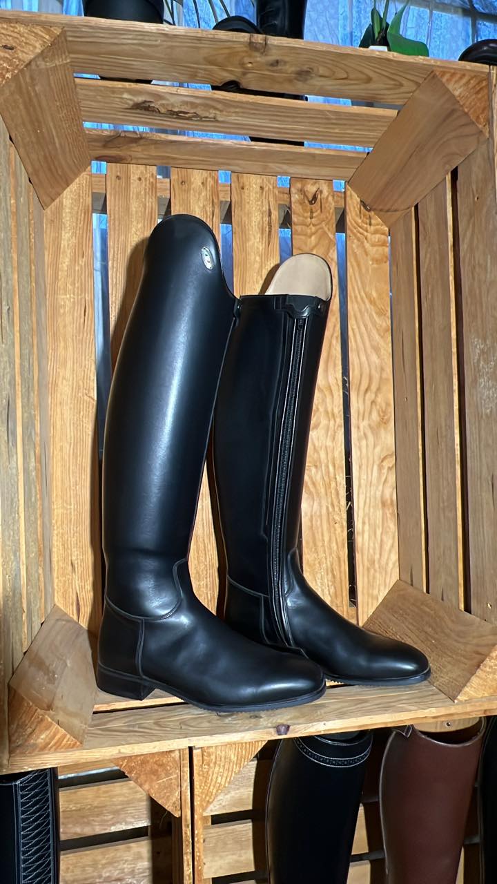 Taille 43
Hauteur de tige 50
Mollet 38
Prix : 380 €
#cheval #horse #bottesequitation #equestrianstyle #dressage #cso #cavalier #dressagehorse #equestrian #horseriding #ridingboots #horseofinstagram
#chevaux #equestrianlife #equitation #instahorse