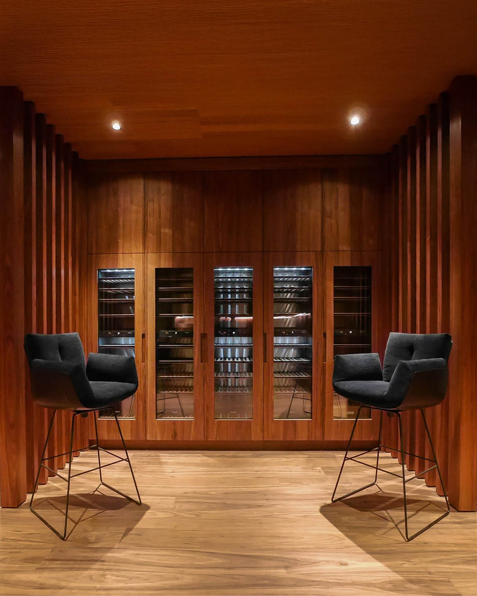 Alpine Eleganz trifft auf edlen Genuss. Dieser vollständig mit amerikanischem Nussbaum verkleidete Raum in einem Schweizer Bergchalet wird zum Highlight für Weinliebhaber. Verglaste Weinkühlgeräte im Zentrum, stimmungsvoll beleuchtet und perfekt in Szene gesetzt.
#winelovers #tischlerhandwerk #maßgefertigt #nussbaum #holzhochzwei