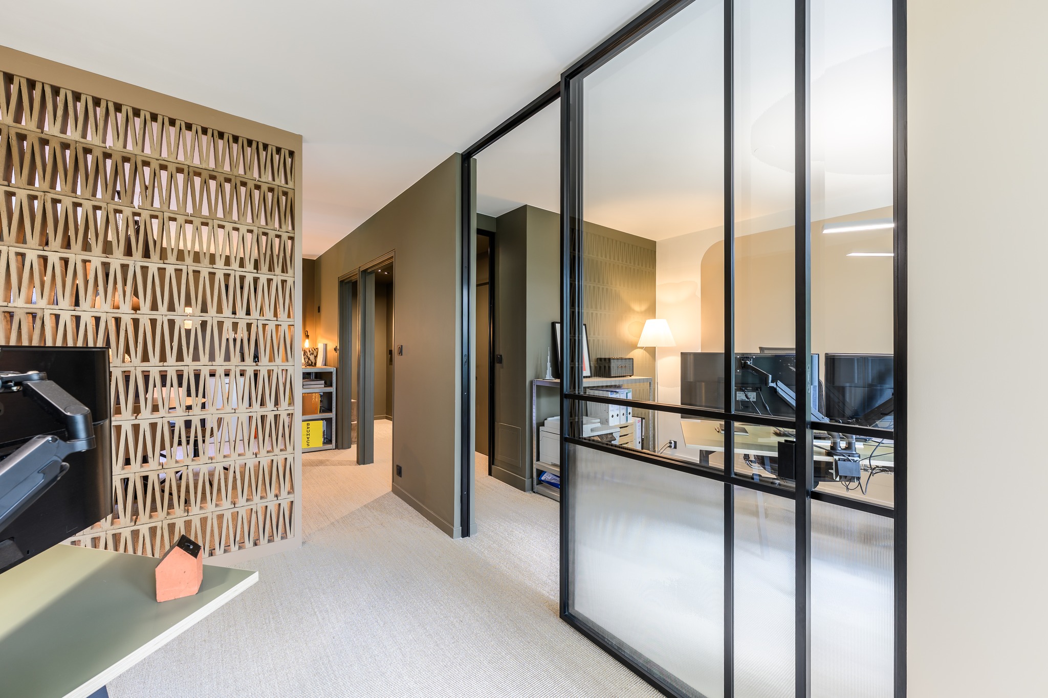 TRANSFORMATION D'UN T2 EN AGENCE D'ARCHITECTURE
La verrière principale présente une partie fixe sur laquelle la porte se retourne pour laisser place à un grand espace ouvert rassemblant les deux espaces bureau.
La composition des verrières présente un jeu de verres clairs et vers flutés.
Photo : @thedigitalfly
#bonsens #bonsensarchitectes #bureau #officedesign #architectureoffice #avantaprestravaux #sisal #mutina #celosiamutina #laverrierefrancaise