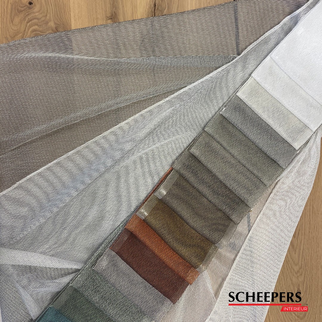 Een echte favoriet bij ons in de showroom ✨
De gordijnstof Averie van @jabanstoetz staat bekend om haar zachte uitstraling, soepele valling en verfijnde textuur.
Deze stof filtert het daglicht prachtig en geeft elke ruimte een rustige, elegante sfeer. Niet voor niets één van onze absolute favorieten voor een tijdloos interieur.
#ScheepersInterieur #JABAnstoetz #JABAverie #Gordijnen #Raamdecoratie #Interieurinspiratie