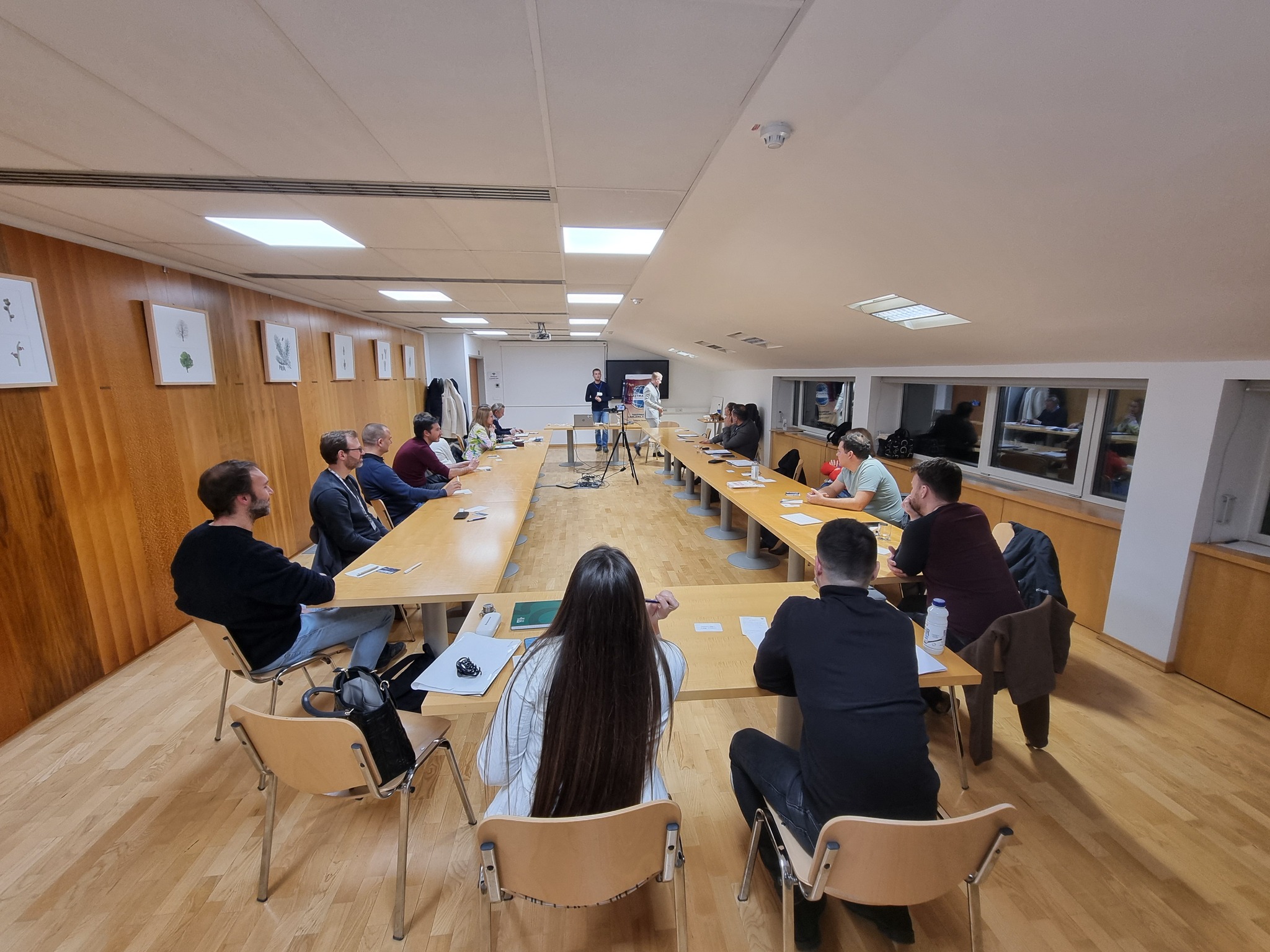 🎤✨ OPEN HOUSE… ki se je spremenil v FULL HOUSE! ✨🎤
Včerajšnje srečanje našega Toastmasters kluba je potekalo v angleškem jeziku in bilo je res pravo doživetje! 😄
🏠➡️🏟️ Organizirali smo OPEN HOUSE, na koncu pa… FULL HOUSE – prišlo je ogromno članov in gostov! Hvala vsem, ker ste napolnili prostor z energijo, pogumom in dobrim humorjem. 🙌
🎯 Rok nam je predstavil temo dneva: “The more the merrier” — in ja, čisto zares je držalo! 😄🎉
📝 Naša slovničarka Marija pa nas je “okupirala” z besedo dneva (in poskrbela, da smo jo pridno lovili skozi večer 😉).
⭐ Posebna pika na i: imeli smo profesionalno govorko Meto, ki nas je navdihnila (in konkretno “zbudila” govorcem samozavest 😎).
🗣️ Na omizju se je zvrstilo kar 10 udeležencev – vsak s svojo zgodbo, stilom in “toastmasters” pogumom! 💪
👀 Gostje so imeli priložnost iz prve roke spoznati, kako potekajo naša srečanja: podporno okolje, konstruktivne povratne informacije in ogromno priložnosti za rast (pa tudi smeh, seveda 😂).
🎁 Posebna ponudba za nove člane!
Če razmišljaš, da bi naredil/a korak k bolj samozavestnemu nastopanju in komunikaciji: prijavi se zdaj ✅
📅 Naslednji teden pa nadaljujemo:
Open House v slovenskem jeziku – toplo vabljeni!
Pridi pogledat, sodelovat ali samo “uverturo” ujeti iz zadnje vrste 😉☺️
#Toastmasters #OpenHouse #FullHouse #TheMoreTheMerrier #PublicSpeaking #CommunicationSkills #PrijaviSeZdaj 🎉