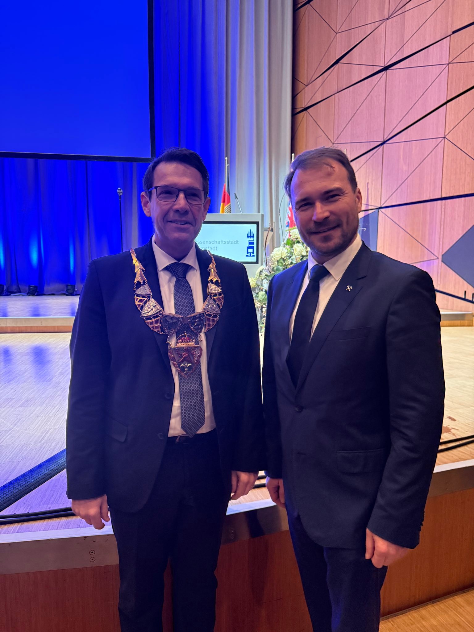 Universität, Welterbetitel und die langjährige Verbindung mit dem Europajugendorchester – nur drei Beispiele für die Erfolgsgeschichte zwischen West und Ost, vor allem aber zwischen Freunden auf Augenhöhe. 🤝
Das zeigte sich erneut beim Neujahrsempfang in der Wissenschaftsstadt Darmstadt, zu dem ich heute zu Gast war.
Neue Ideen sollen die über drei Jahrzehnte währende Partnerschaft um weitere Facetten bereichern: Beim erfolgreichen Aufbau eines Gründer- und Transferzentrums wollen wir gezielt voneinander lernen. Auch der Austausch in Wirtschaft und Tourismus und Kultur soll neue Impulse setzen die Städtepartnerschaft weiterentwickeln. 🤝✨