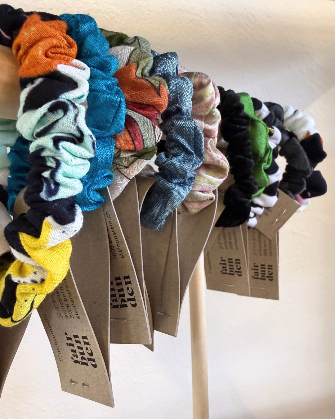 unsere chouchous für in die haare- entstanden aus übriggebliebenen kleidungsstücken
so setzen wir auf die nachhaltige umwandlung wertvoller materialien 🪡🧵
#rework #reworked #fairbunden #madeinbern #steinanstein #fairfashion