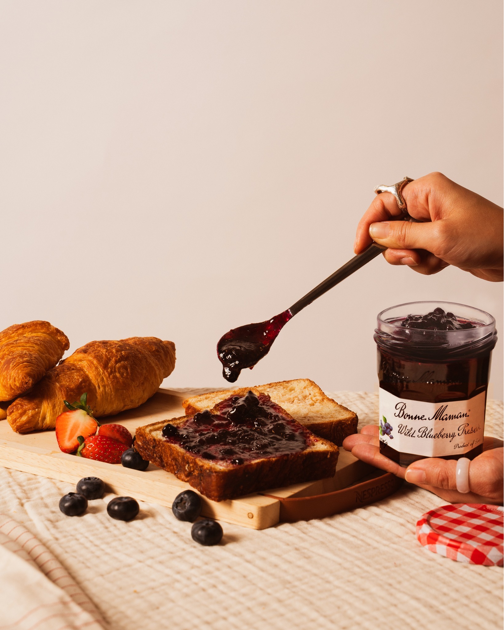 A small jar of comfort, reserved for your cosiest moments ✨ Watch the richness of ripe blueberries glide over warm toast, and turn a simple bite into something quietly luminous — with just a single spoonful 🫐🍞
將一整罐的甜蜜獻給最愜意的時光✨ 看著飽滿濃郁的藍莓果醬鋪滿溫熱吐司,將尋常滋味變得熠熠閃光 🫐🍞
#BonneMaman #BlueberryPreserves #DeliciousMoment #Deliciousness