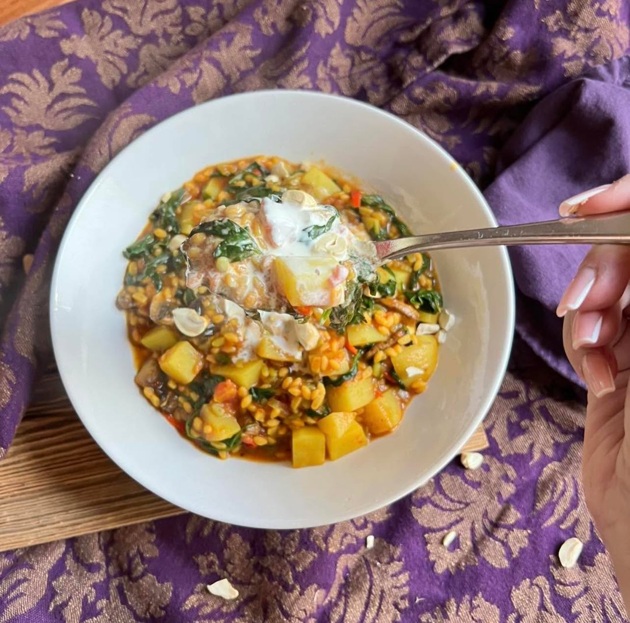 “Cosy January”
Risoni Eintopf mit Spinat
Der schnelle vegetarische Eintopf schmeckt einfach lecker - perfekt für kalte Tage.
Wer es Vegan mag, kann alternativ die Saure Sahne weglassen oder mit einer veganen Creme Fraiche anrichten.
Zutaten für 4 Personen:
1 Zwiebel
2 Knoblauchzehen
1 Chilischote
1 Stück Ingwer (2 cm)
400 g Kartoffeln
100 g Babyspinat
200 g braune Champignon
150 g Risoni aus Hülsenfrüchten (Barilla*)
1 ½ TL Currypulver
1 TL Kurkuma
1 TL Kreuzkümmel gemahlen
1 Dose gehackte Tomaten
400-500 ml Gemüse Boullion
Salz, Pfeffer
1 Becher Saure Sahne
Handvoll gehackte Cashewkerne
Zubereitung:
Die Kartoffeln schälen und in ca. 1 cm grosse Würfel schneiden. Champignons halbieren und in Scheiben schneiden. Die Zwiebeln, den Knoblauch und den Ingwer fein hacken.
In einem Topf etwas Kokosöl erhitzen und den Knoblauch, die Zwiebeln und den Ingwer darin andünsten. Die Risoni, Kartoffeln, Champignon, sowie die Gewürze (Curry, Kurkuma und Kreuzkümmel) dazugeben und mit etwas Gemüse Boullion ablöschen.
Die gehackten Dosentomaten dazugeben und unter gelegentlichem umrühren bei mittlerer Hitze für ca. 25-30 Minuten köcheln lassen.
Falls die Risoni noch mehr Flüssigkeit bräuchten kann etwas Bouillon nachgossen werden.
Den Babyspinat kurz vor Schluss hinzugeben und unterheben. Mit Salz und Pfeffer nach Geschmack abschmecken.
Mit einem Klecks Saure Sahne (Alternativ vegane Creme Fraiche) und gehackten Cashewkerne servieren.
En Guete!
*Werbung (selbstgekauft)
#thekitchenwitches #eintopf #risoni #vegetarisch #vegan #veganerezepte @barilla #eintopfrezept #onepot #gesund #lecker #feinschmecker #leckeressen #leckerschmecker
