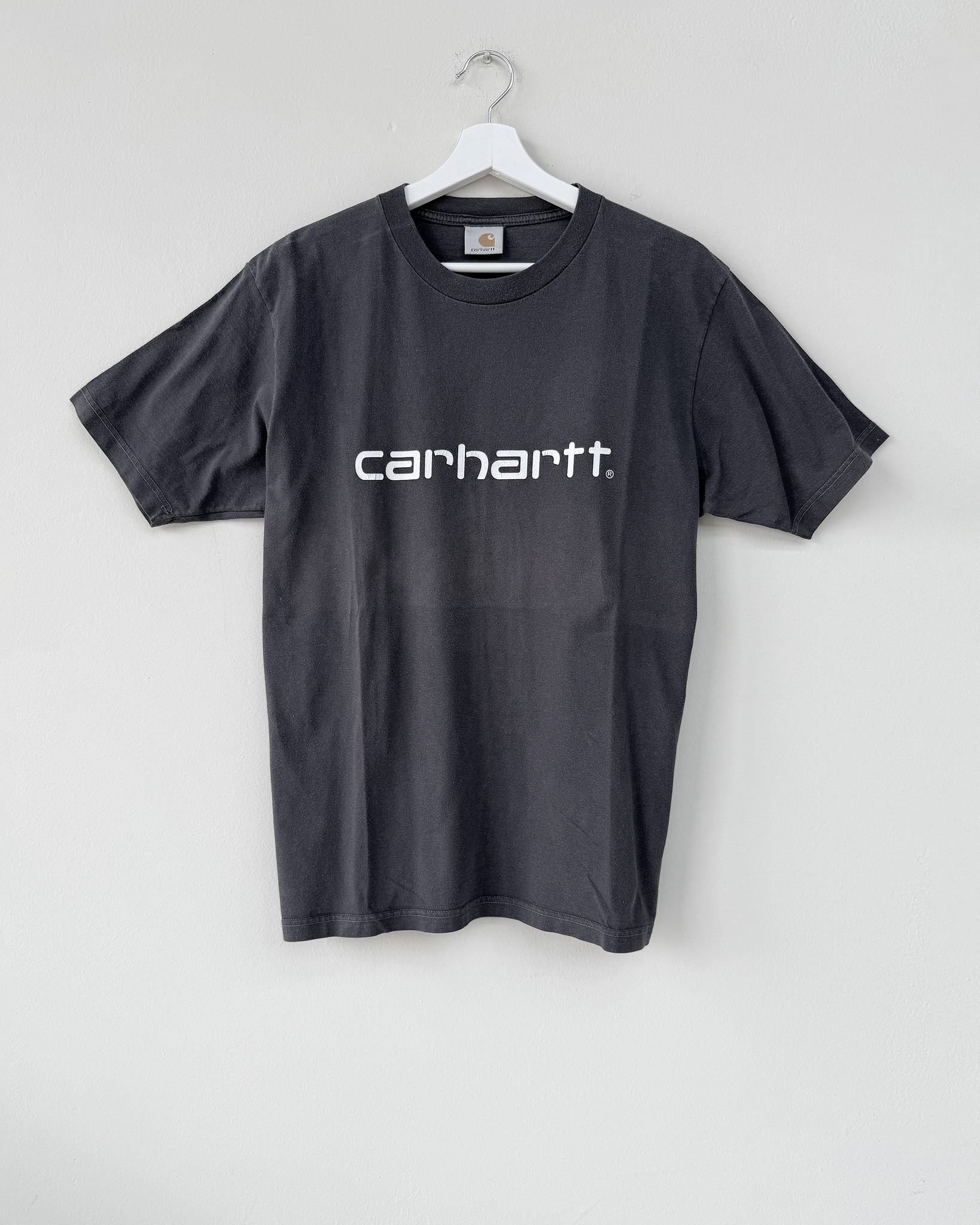 Workwear autentico. Comfort quotidiano.
In vendita t-shirt Carhartt da uomo, modello Force S/S Logo Graphic o S/S Script T-Shirt (linea Carhartt / Carhartt WIP), riconoscibile dal logo bianco stampato sul petto. Un classico intramontabile dello stile workwear americano.
👕 Caratteristiche principali
🔹 Brand: Carhartt
🔹 Modello: Force S/S Logo Graphic / S/S Script (o simile) TAGLIA M
🔹 Colore: grigio scuro Carbon Heather oppure nero Black
🔹 Materiale: misto cotone/poliestere 60/40 oppure 100% cotone jersey pesante, a seconda della linea
🔹 Tecnologia: nei modelli Force, tessuto traspirante che allontana il sudore e si asciuga rapidamente
🔹 Vestibilità: comoda, relaxed fit
Perfetta per chi cerca una t-shirt resistente, funzionale e dallo stile pulito, da indossare ogni giorno tra lavoro, tempo libero e streetwear.
🛒 Disponibile sul nostro shop on-line oppure in Store
💬 Contattaci per qualsiasi informazione o dettaglio che vuoi sapere
tshirt carhartt force logo workwear cotone relaxed fit streetwear
#Carhartt #WorkwearStyle #StreetwearEssentials