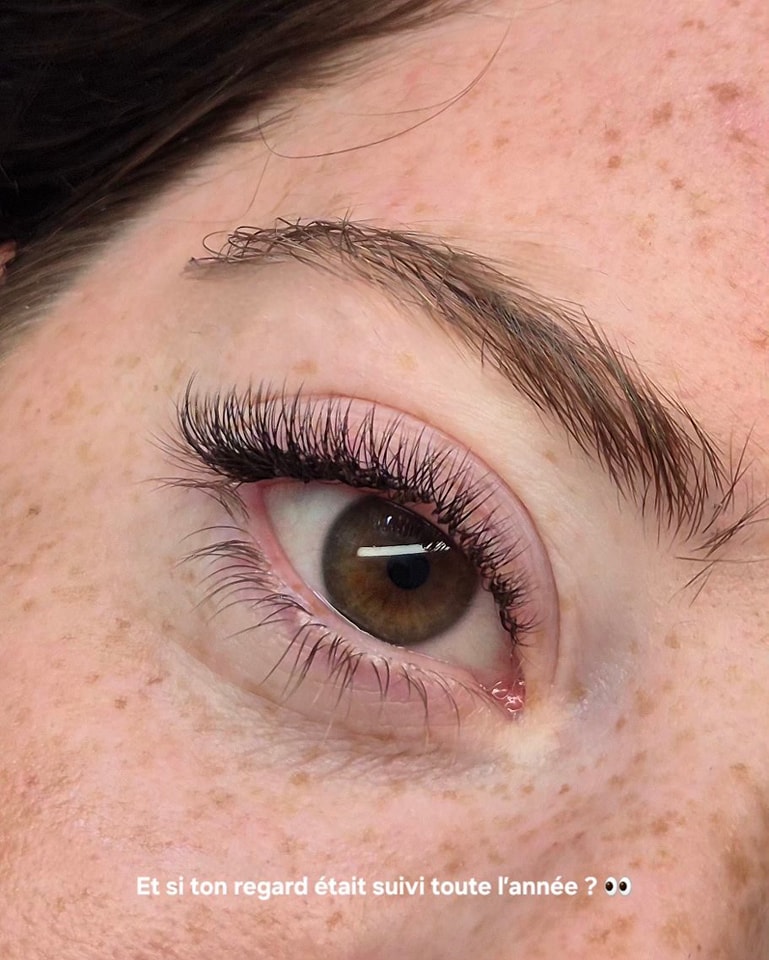 Chaque regard est unique et mérite une attention particulière tout au long de l’année. ✨️
Aucune pose n’est standardisée. ❌️
Avant chaque rendez-vous, j’analyse la forme de tes yeux, la nature de tes cils naturels et leur évolution dans le temps. L’objectif n’est pas seulement d’obtenir un beau résultat le jour J, mais de créer un regard harmonieux, durable et respectueux de la santé de tes cils.
L’abonnement annuel s’adresse à celles qui souhaitent un suivi régulier, maîtrisé et sans contrainte. À chaque séance, la pousse, la densité et la résistance de tes cils sont analysées afin d’éviter toute surcharge et de respecter leur structure naturelle.🫶🏻
Choisir l’abonnement annuel, c’est faire le choix :
✨ d’un regard impeccable toute l’année
✨ de poses sur mesure, adaptées à chaque regard
✨ d’un entretien régulier et conscient
✨ de la sérénité d’un suivi planifié
Ici, la précision, la légèreté et l’équilibre sont au cœur de chaque pose.
La beauté du regard, dans le respect du cil naturel.🌷
📍 Seynod - Annecy
📆 Abonnement annuel disponible sur le site
👉 Dis-moi en commentaire : tu préfères penser tes rendez-vous au fil du temps ou tout planifier à l’année ?
#annecybeauty #seynod #hautegammebeauty #cilsannecy #cilsannecy74 #extensionsdecils #lashartistfrance
