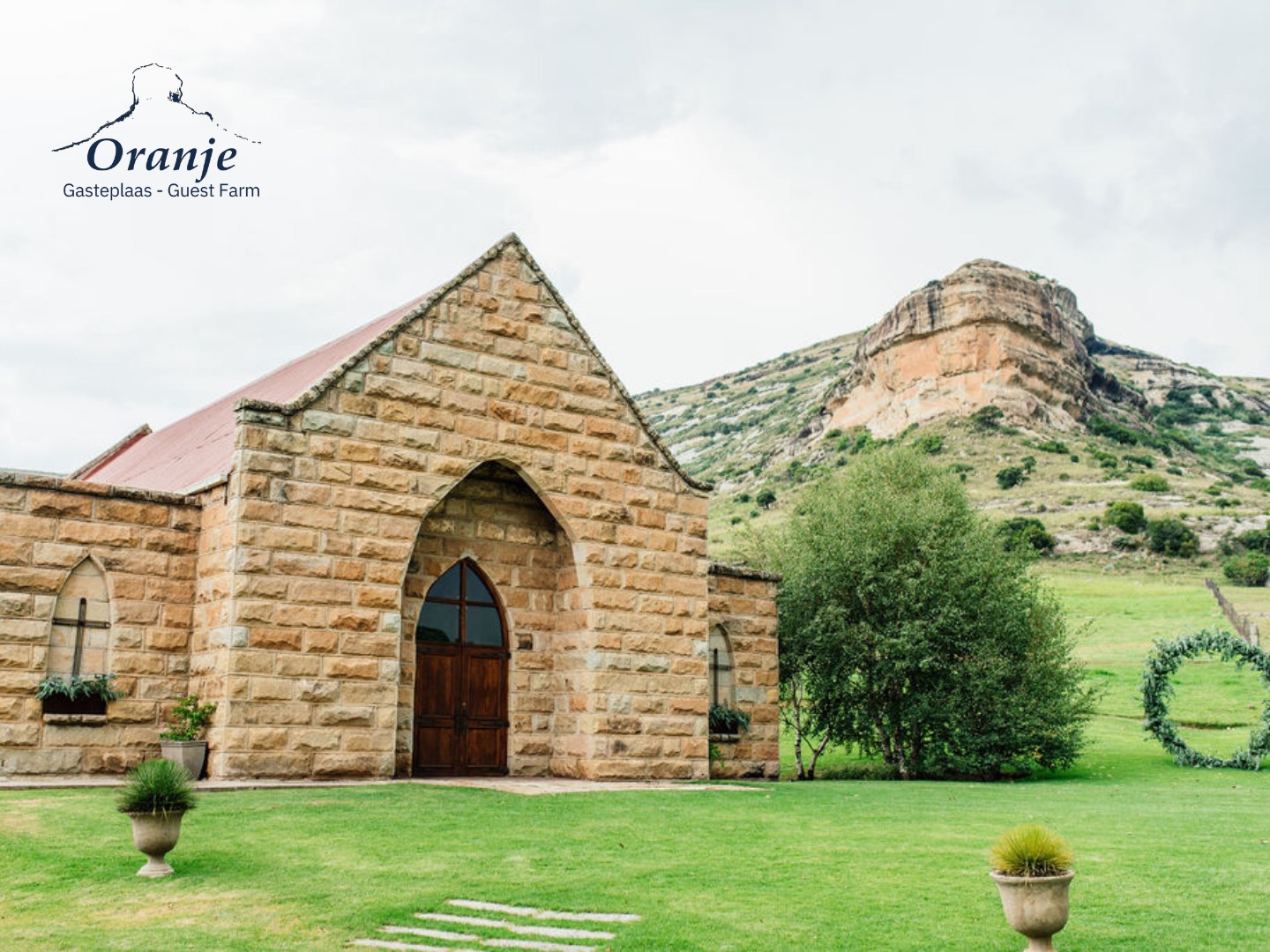’n Stil plek tussen die berge waar elke belofte besonders voel. 💍
#OranjeGastePlaas #TrouVenue #VrystaatTroue