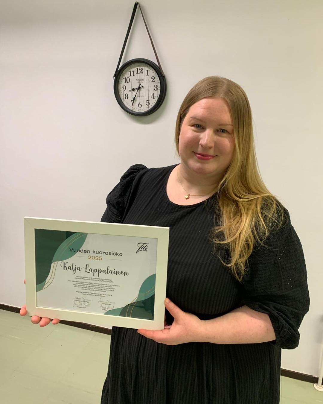 Filiannan taiteellinen toimikunta on valinnut joukostamme vuoden 2025 kuorosiskon:
hän on ihana Katja Lappalainen!❤️
”Valovoimaisella ja lämpimällä olemuksellaan Katja luo Filiannaan sisaruutta ja yhteisöllisyyttä.
Hän käyttää medialuovuuttaan monipuolisesti kuoron hyväksi ja johtaa Filiannan mediatiimiä suurin sydämin. Katjan editointi- ja ideointivalmius hakee vertaistaan. Hän on myös säveltänyt ja sanoittanut kuorolle ja toiminut kuoron hallituksessa.
Katjassa välkehtii filiannamainen laulun ilo ja kuplii kultainen kuorosiskous.”
Paljon onnea Katja!❤️